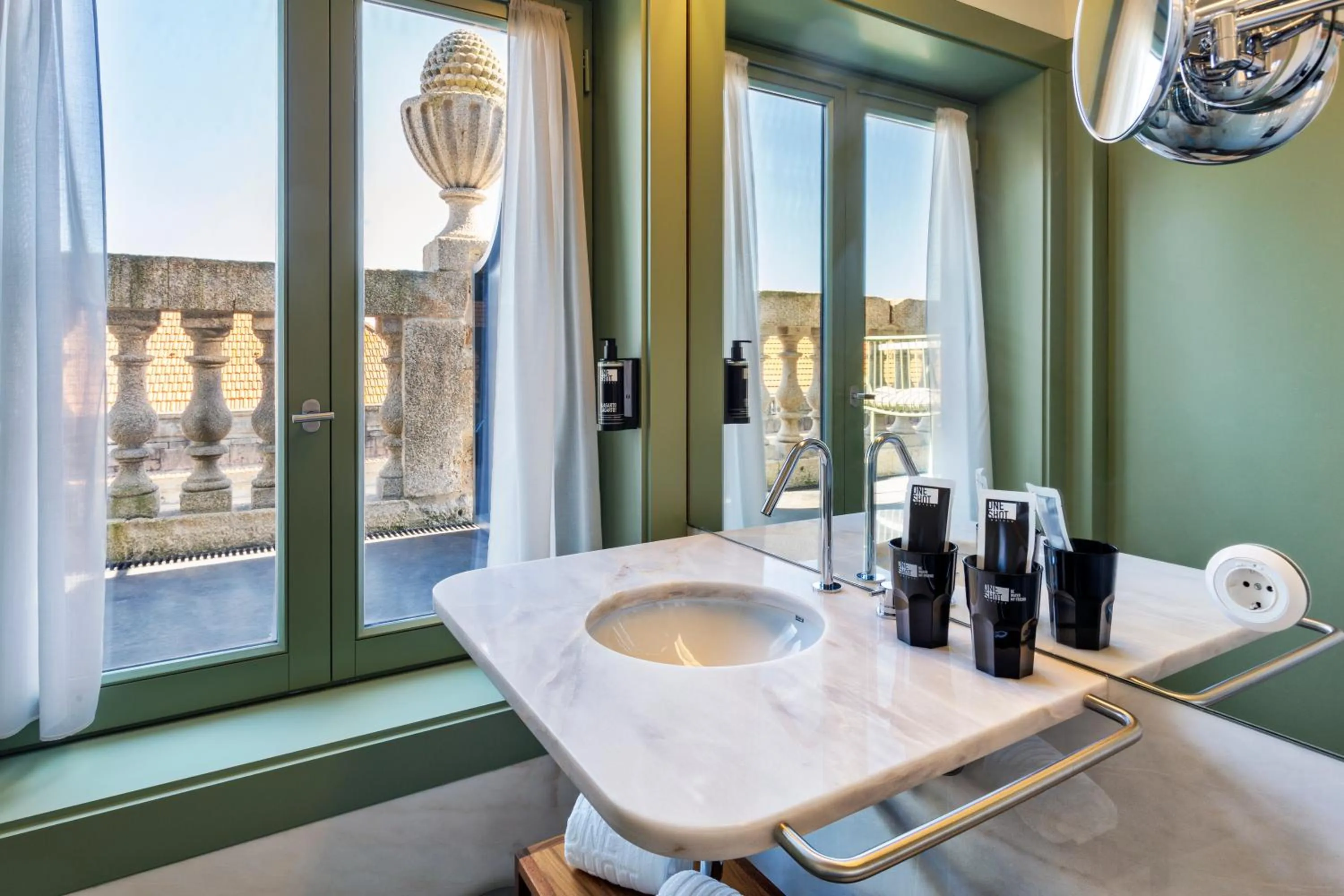 Bathroom in One Shot Aliados Goldsmith