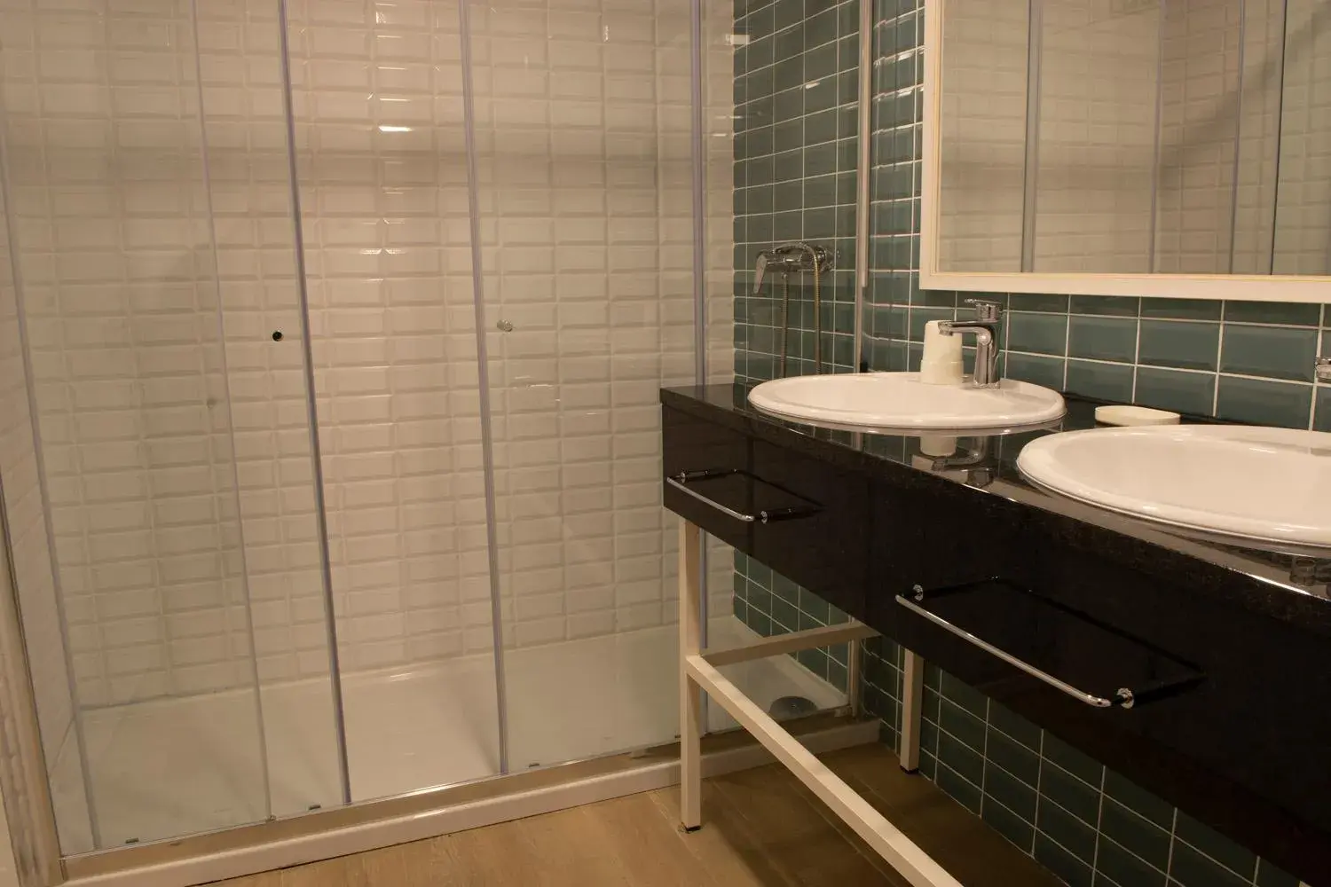 Quadruple Room with Private Bathroom in In Barcelos Hostel & Guest House Quadruple Room with Private Bathroom in In Barcelos Hostel & Guest House