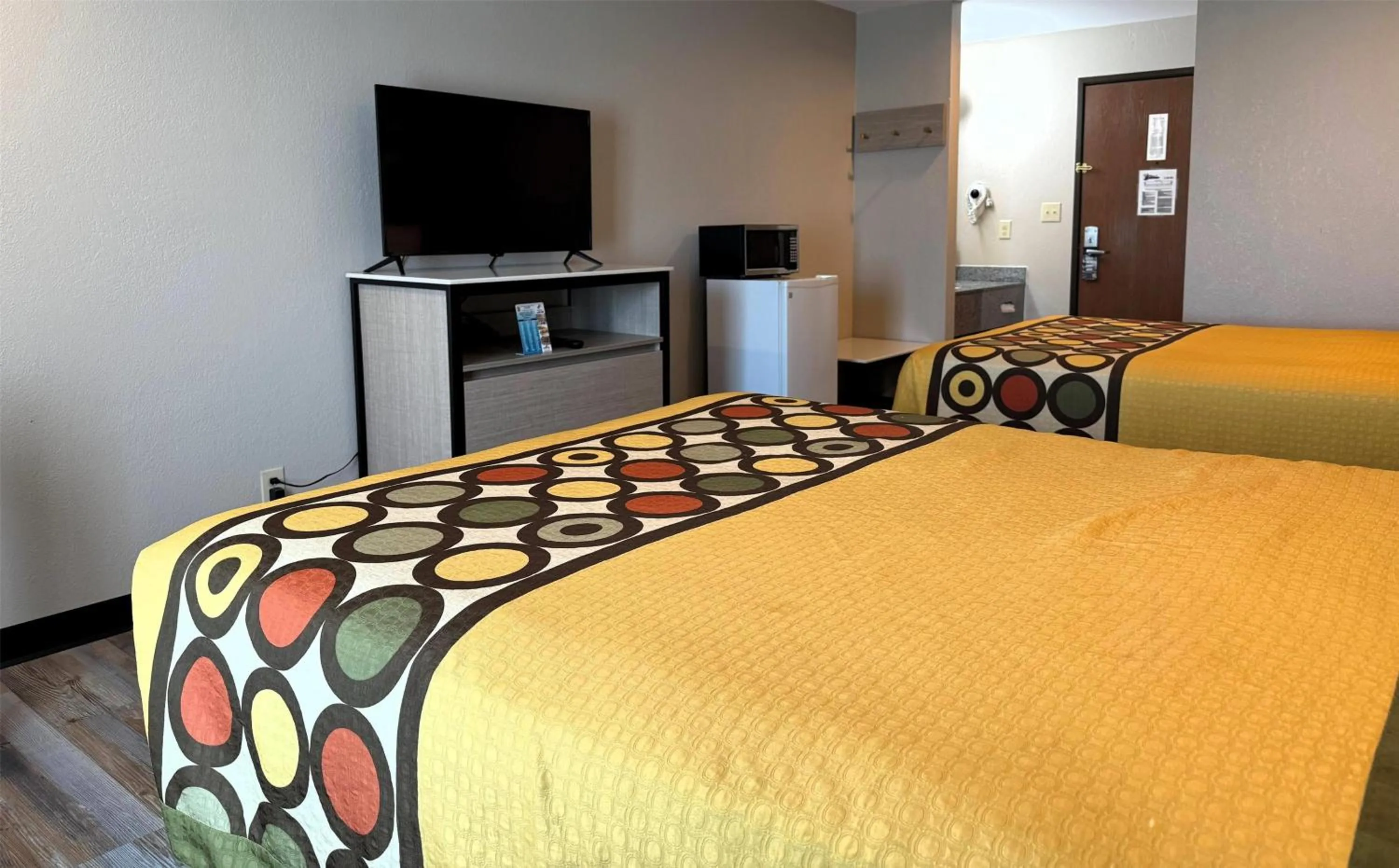 Photo of the whole room, Bed in Super 8 by Wyndham Frankfort IN