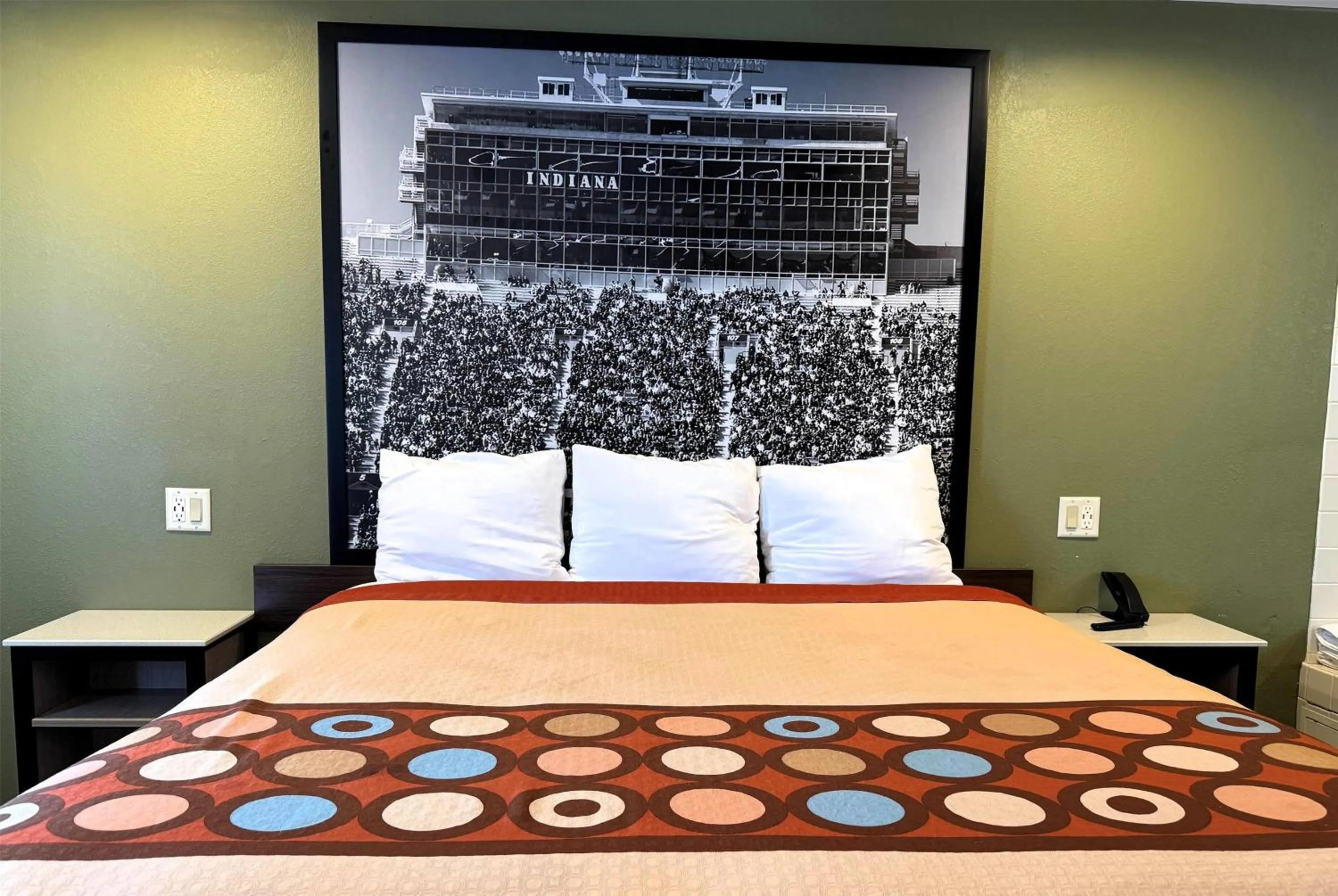 Photo of the whole room, Bed in Super 8 by Wyndham Frankfort IN