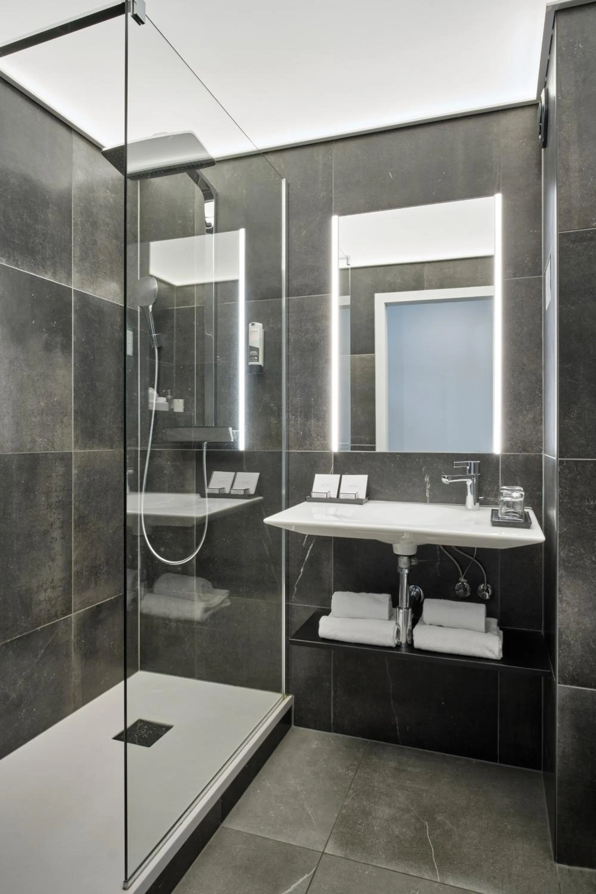 Shower in Hotel Restaurant Crystal