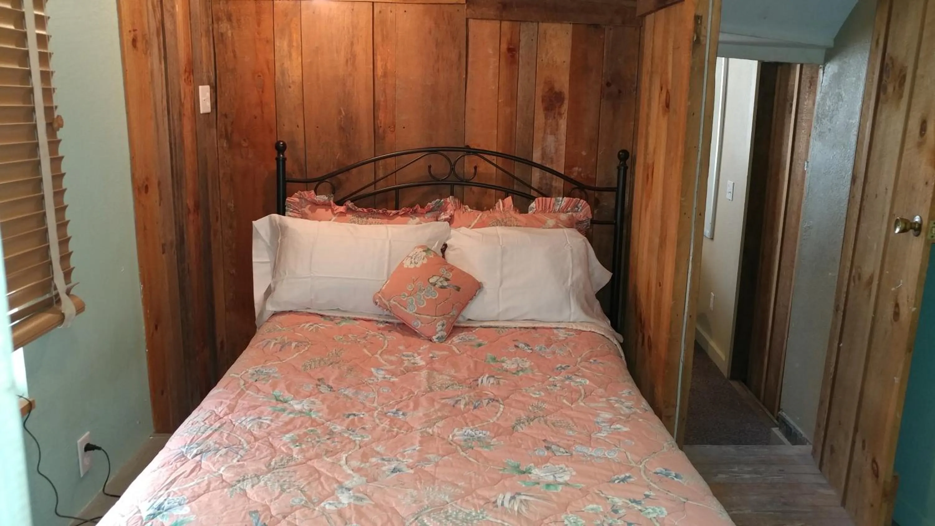 Shower, Bed in Arrowmont Stables & Cabins