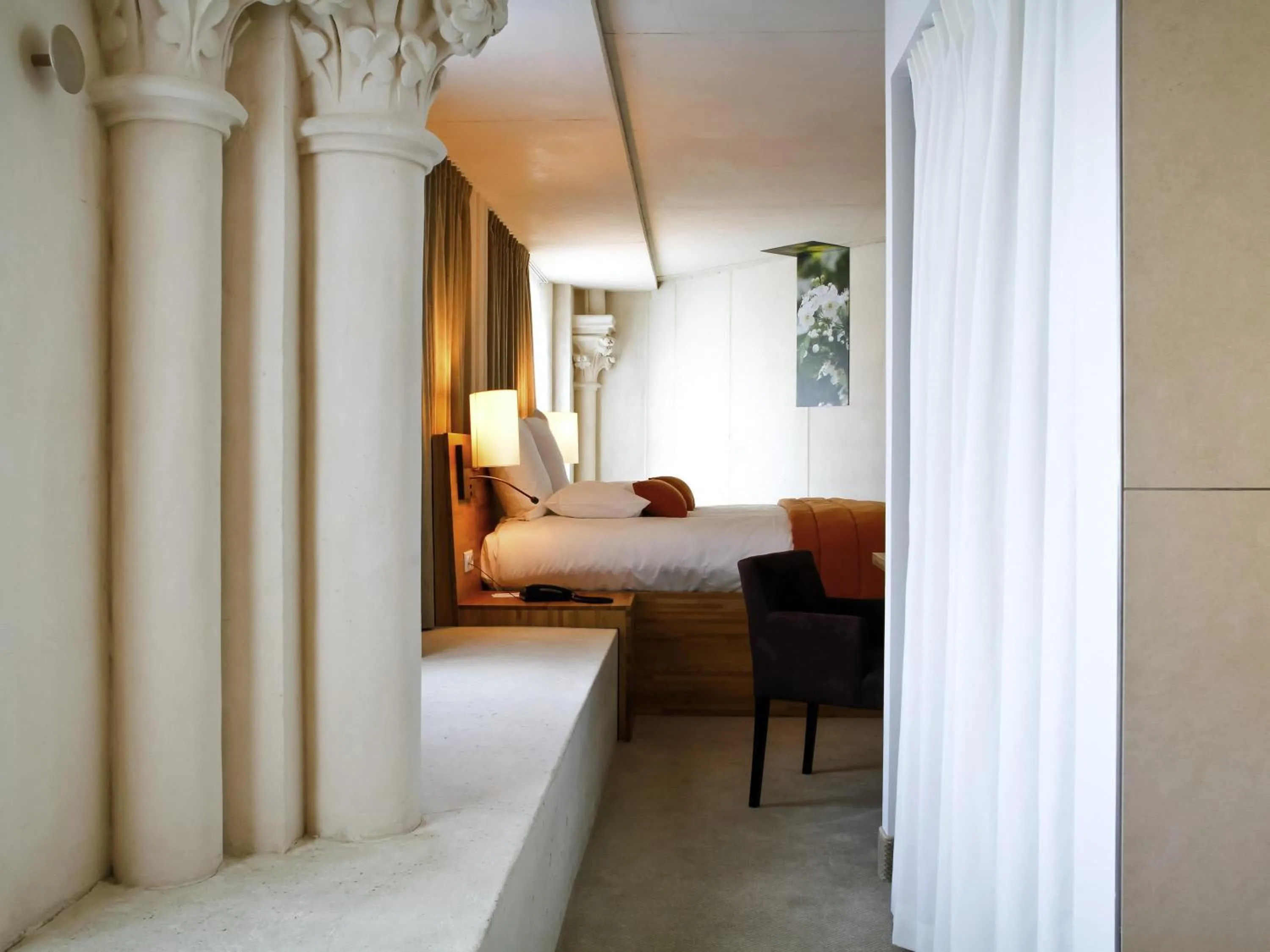 Bedroom, Bed in Mercure Poitiers Centre