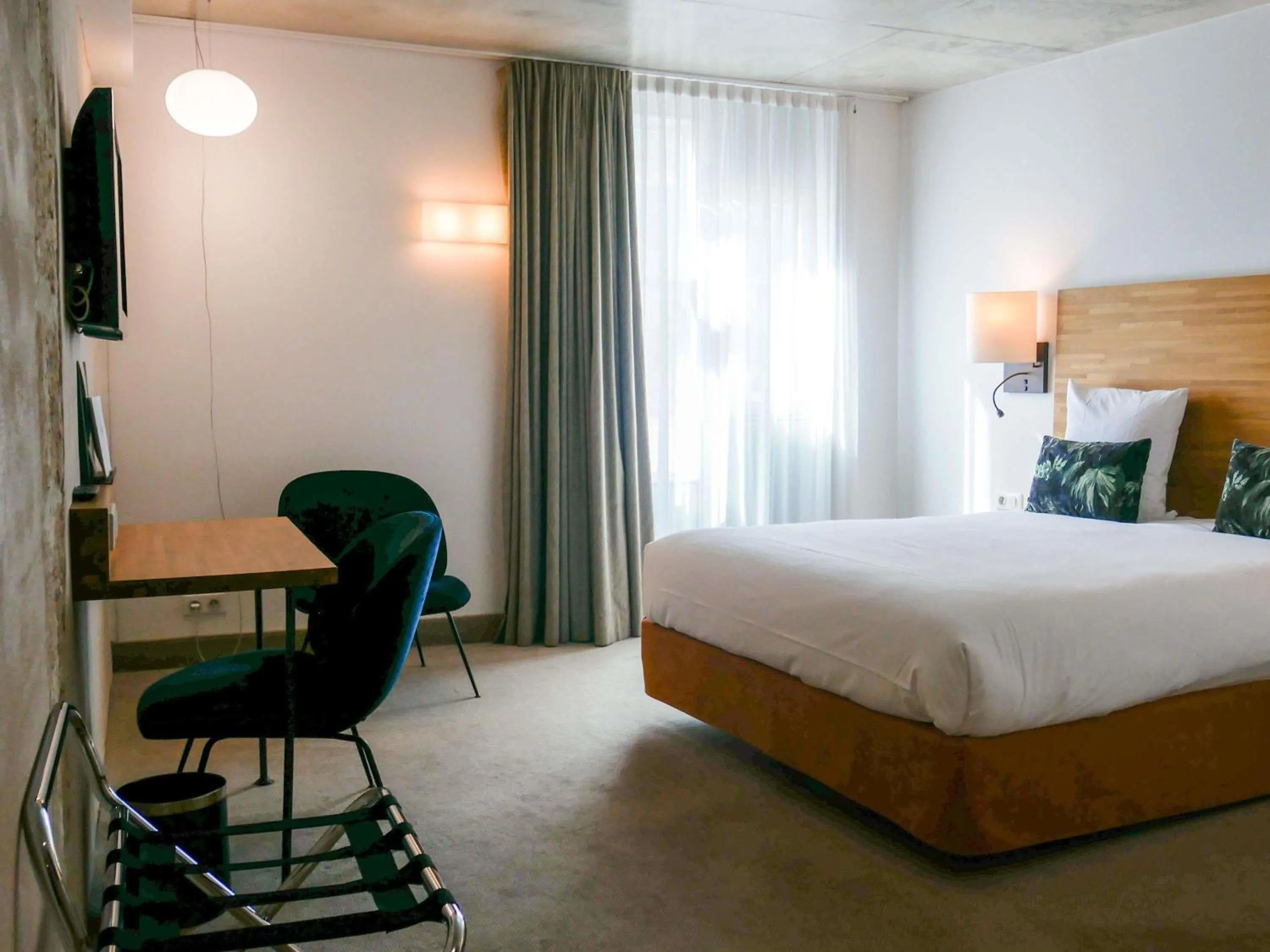 Bedroom, Bed in Mercure Poitiers Centre