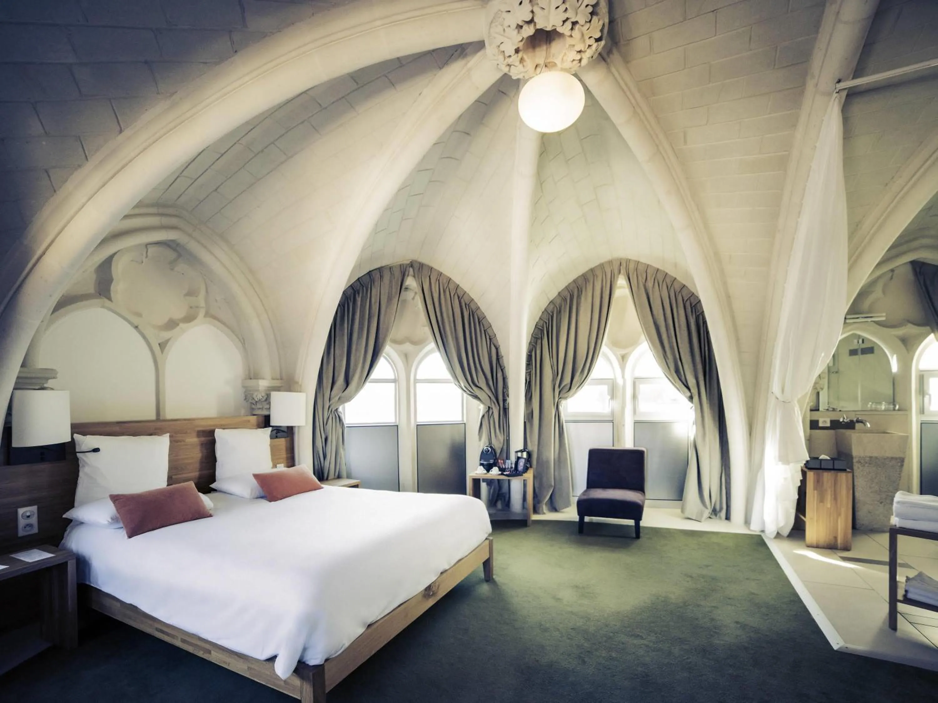 Bedroom, Bed in Mercure Poitiers Centre