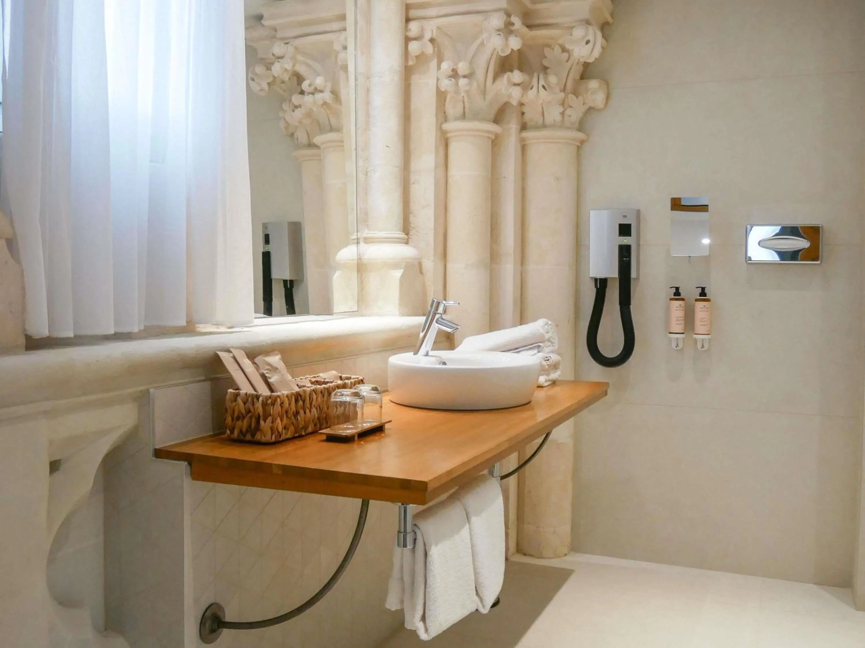 Bedroom in Mercure Poitiers Centre