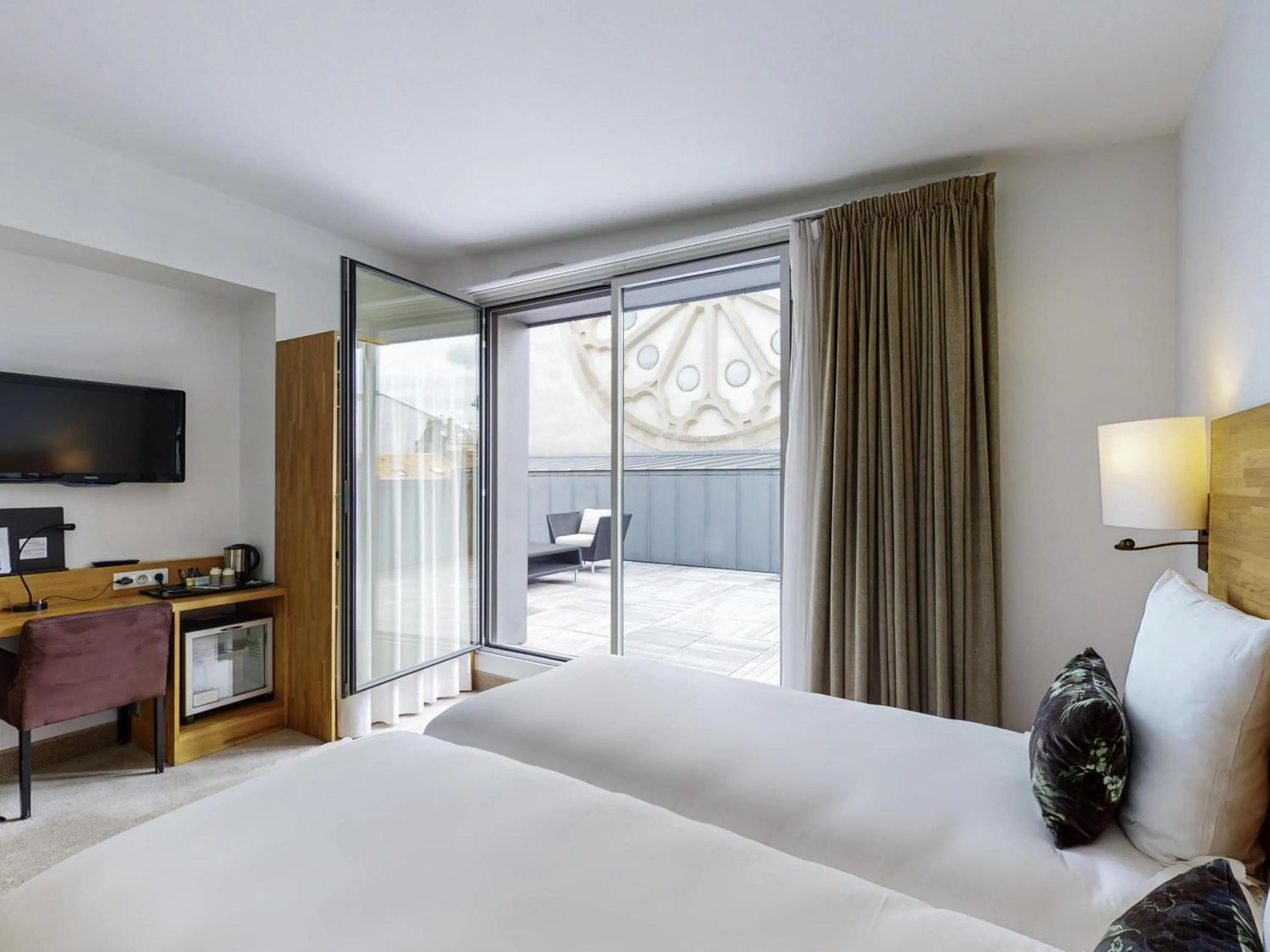 Bedroom, Bed in Mercure Poitiers Centre