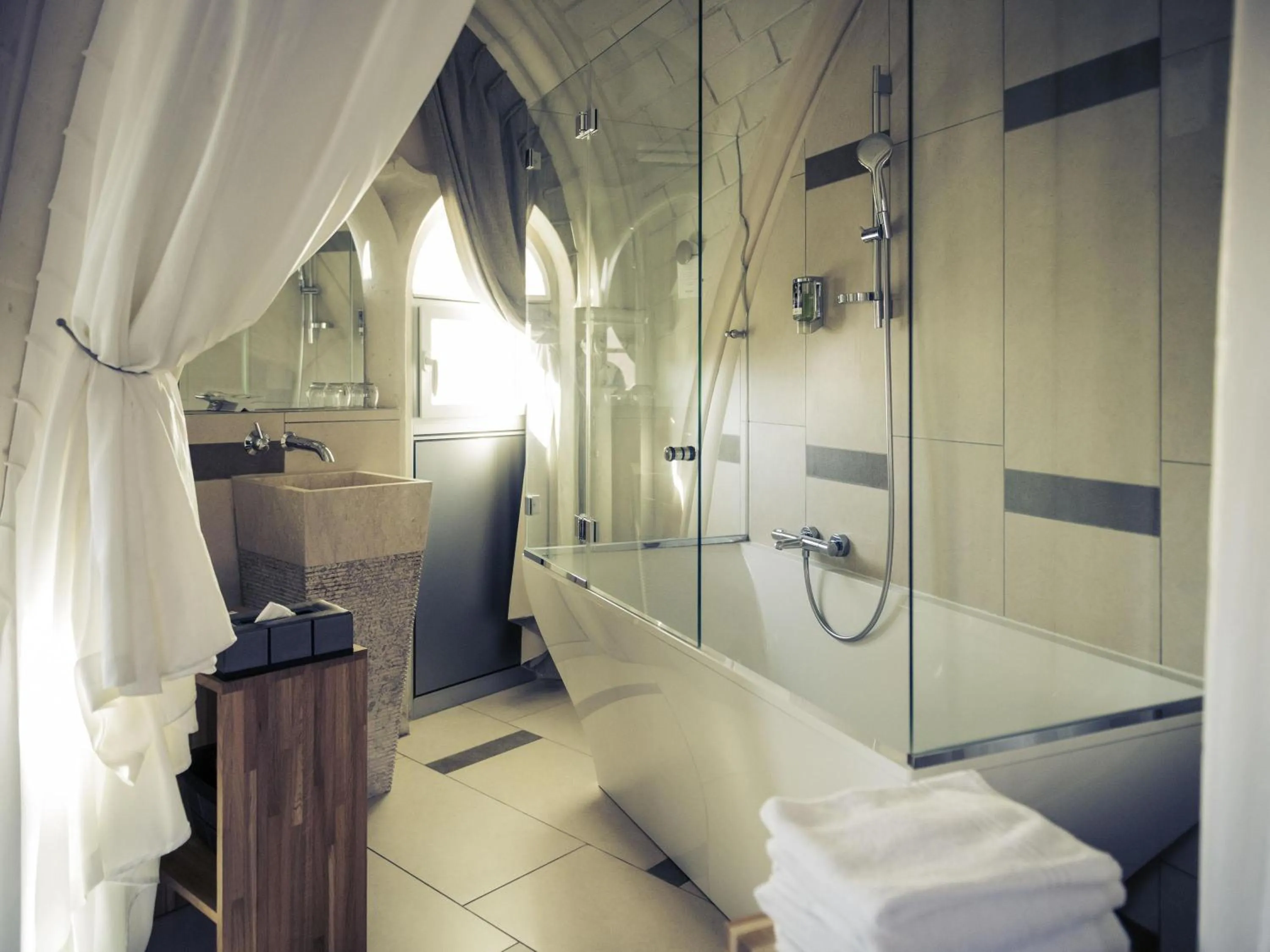 Bedroom in Mercure Poitiers Centre