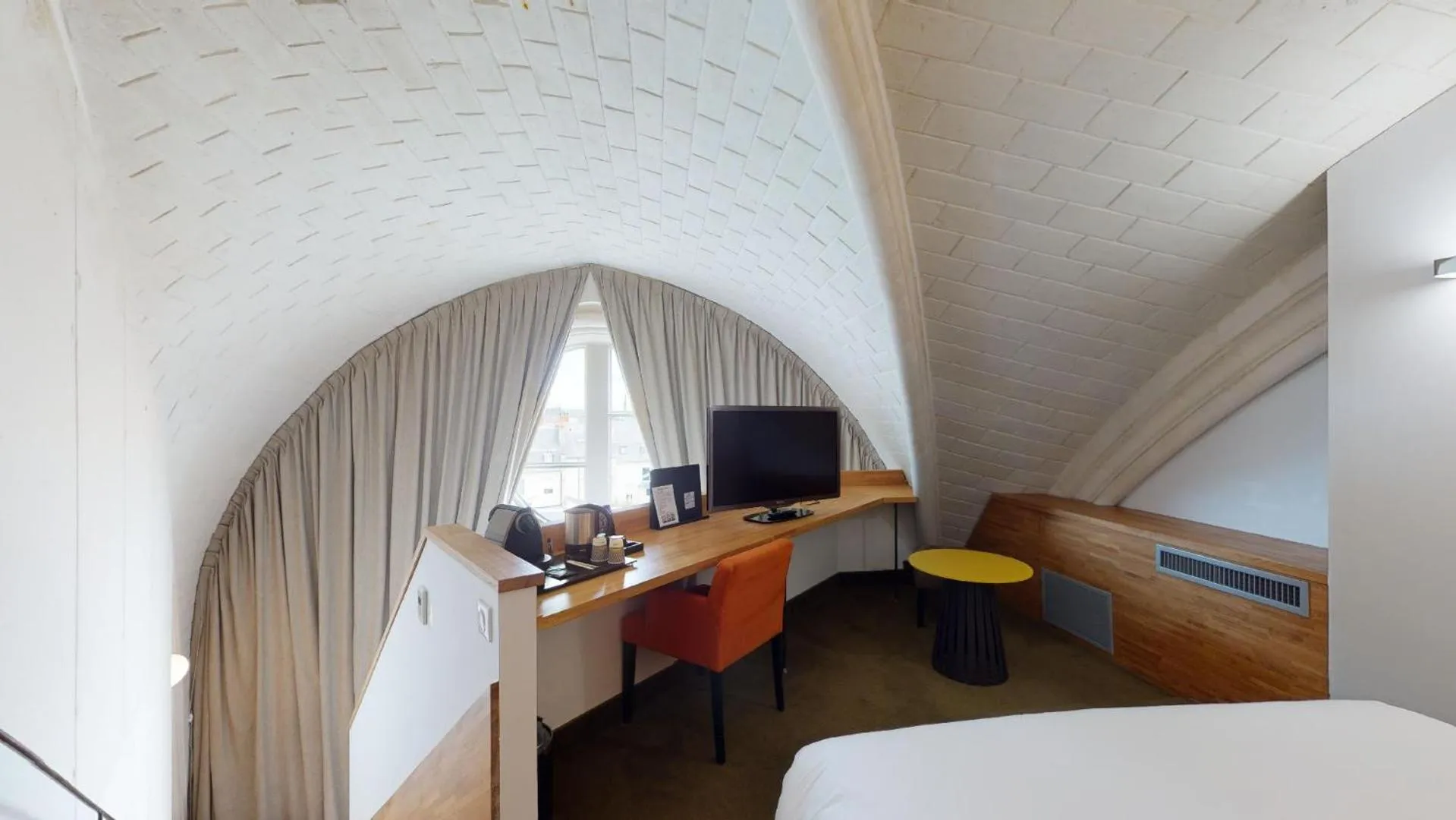 Bedroom, Bed in Mercure Poitiers Centre