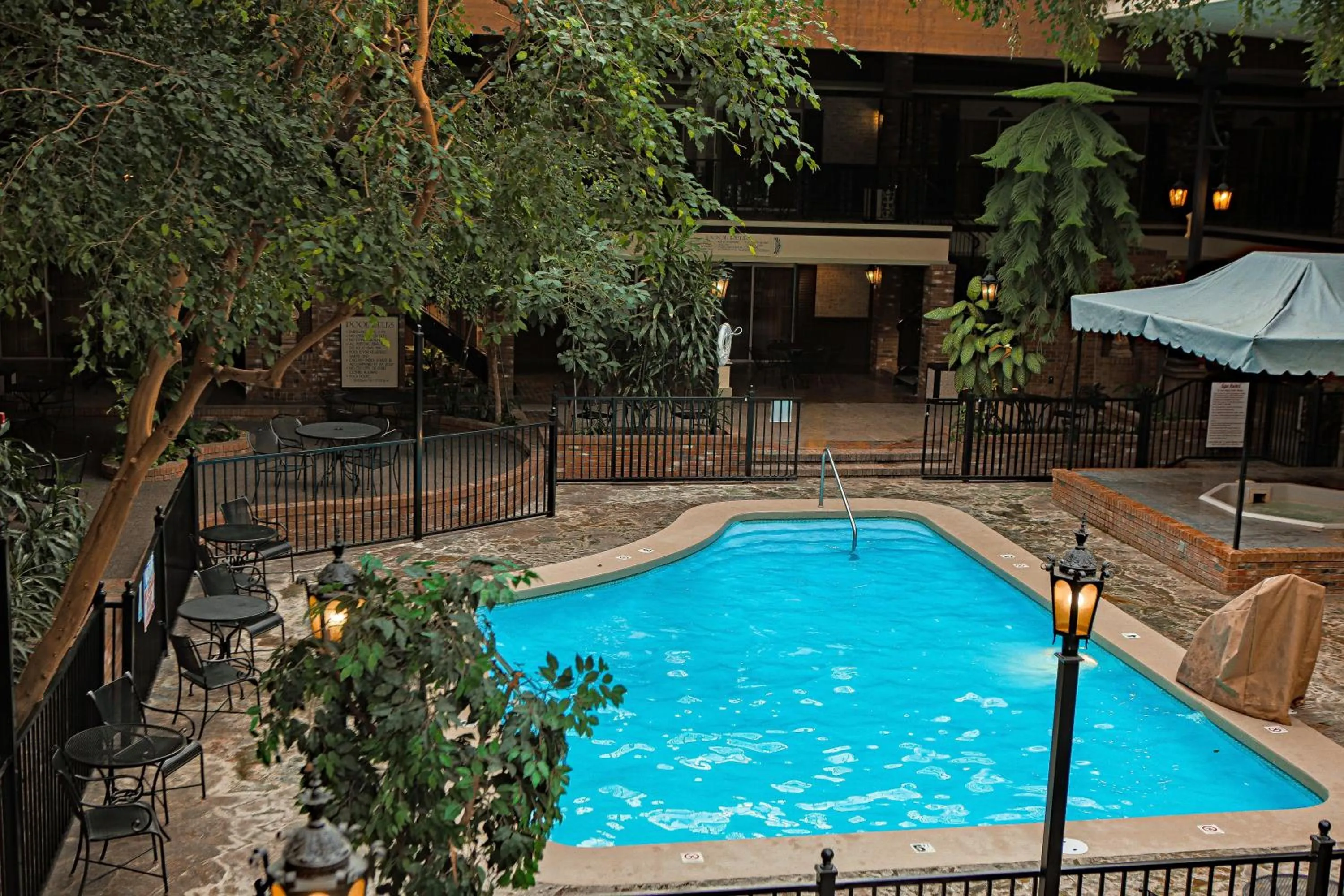 Swimming pool in Heritage Inn