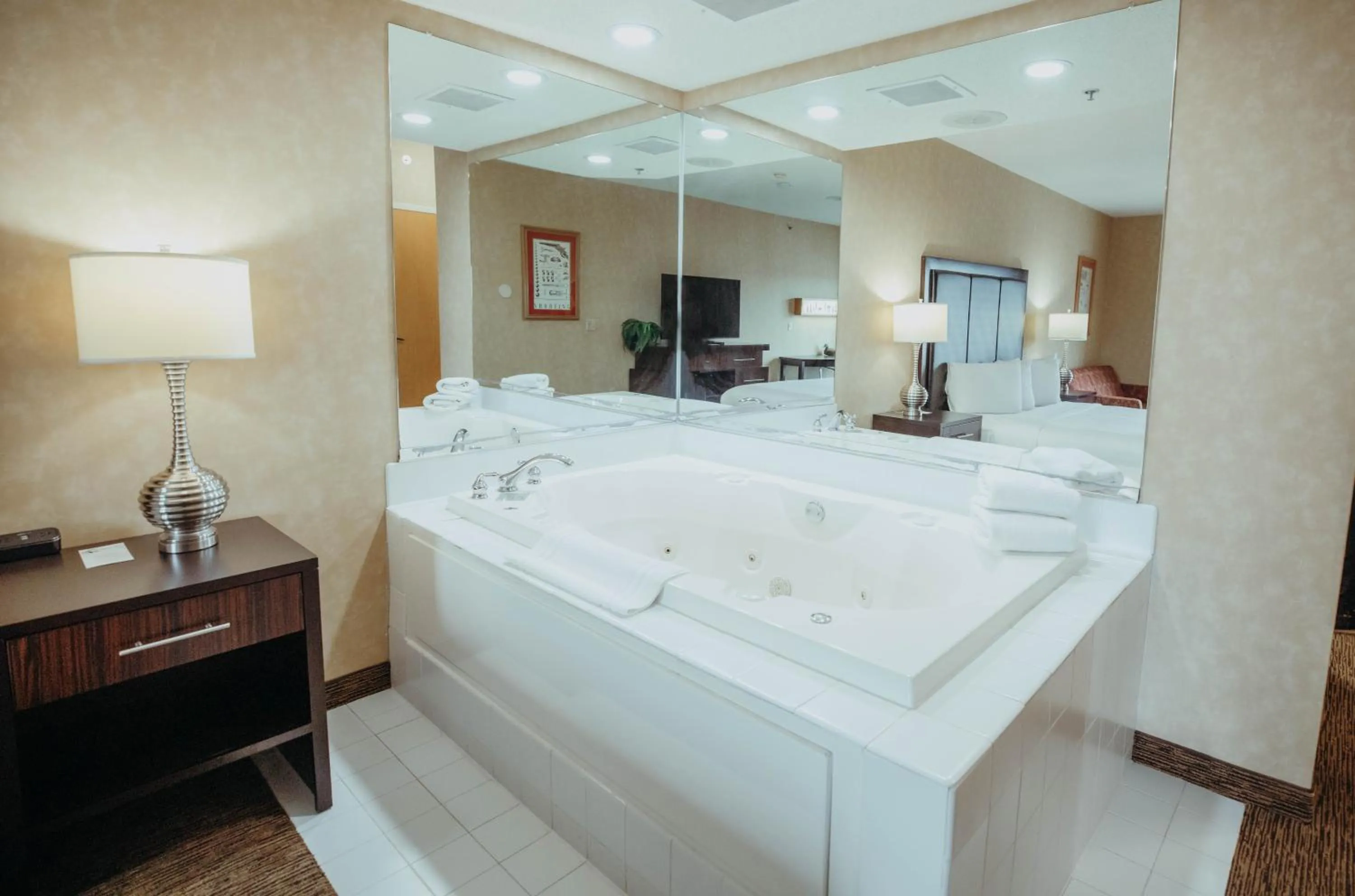 Hot Tub, Bed in Wildwood Lodge