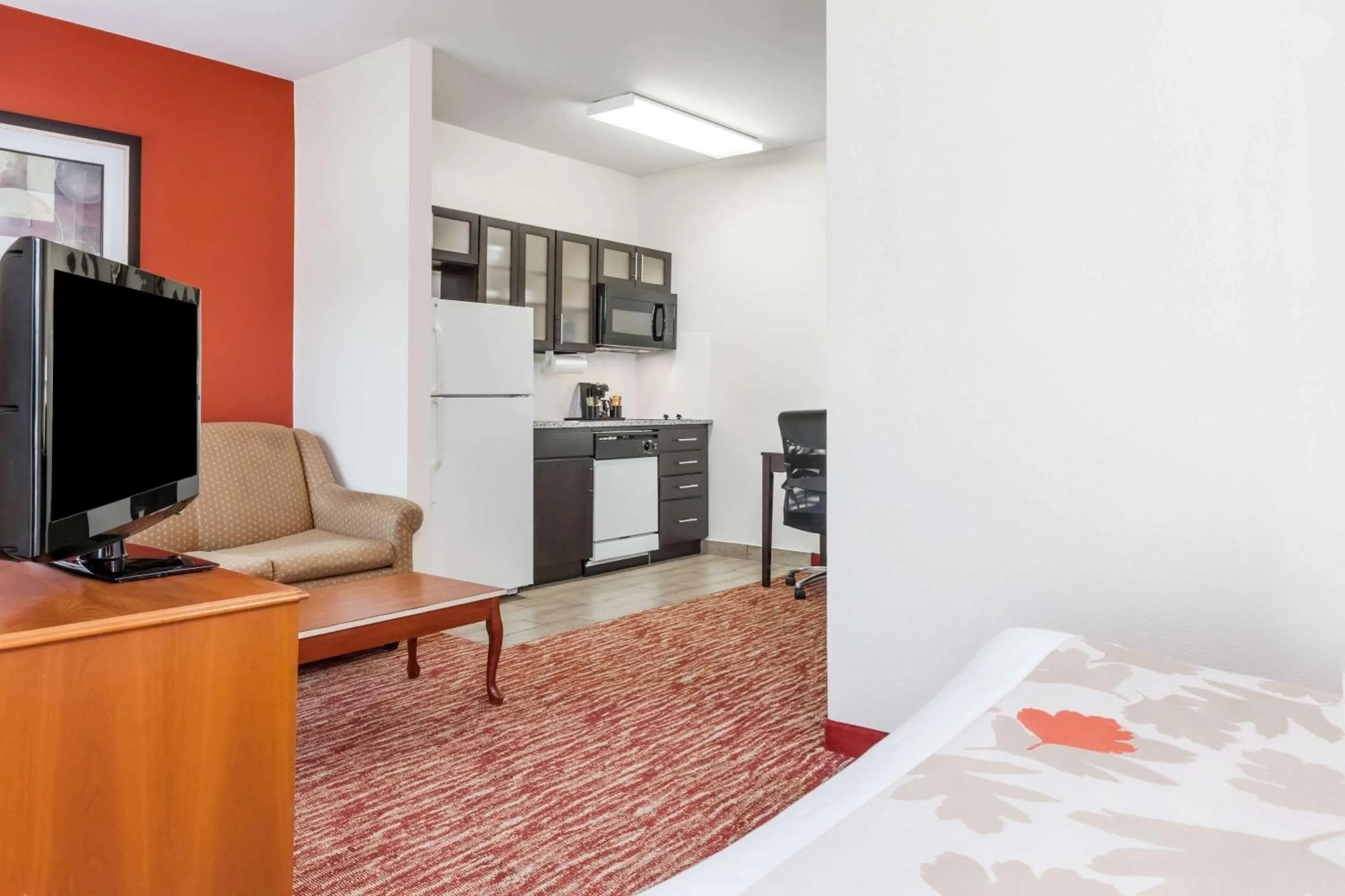 Photo of the whole room, Bed in Hawthorn Suites Irving DFW South