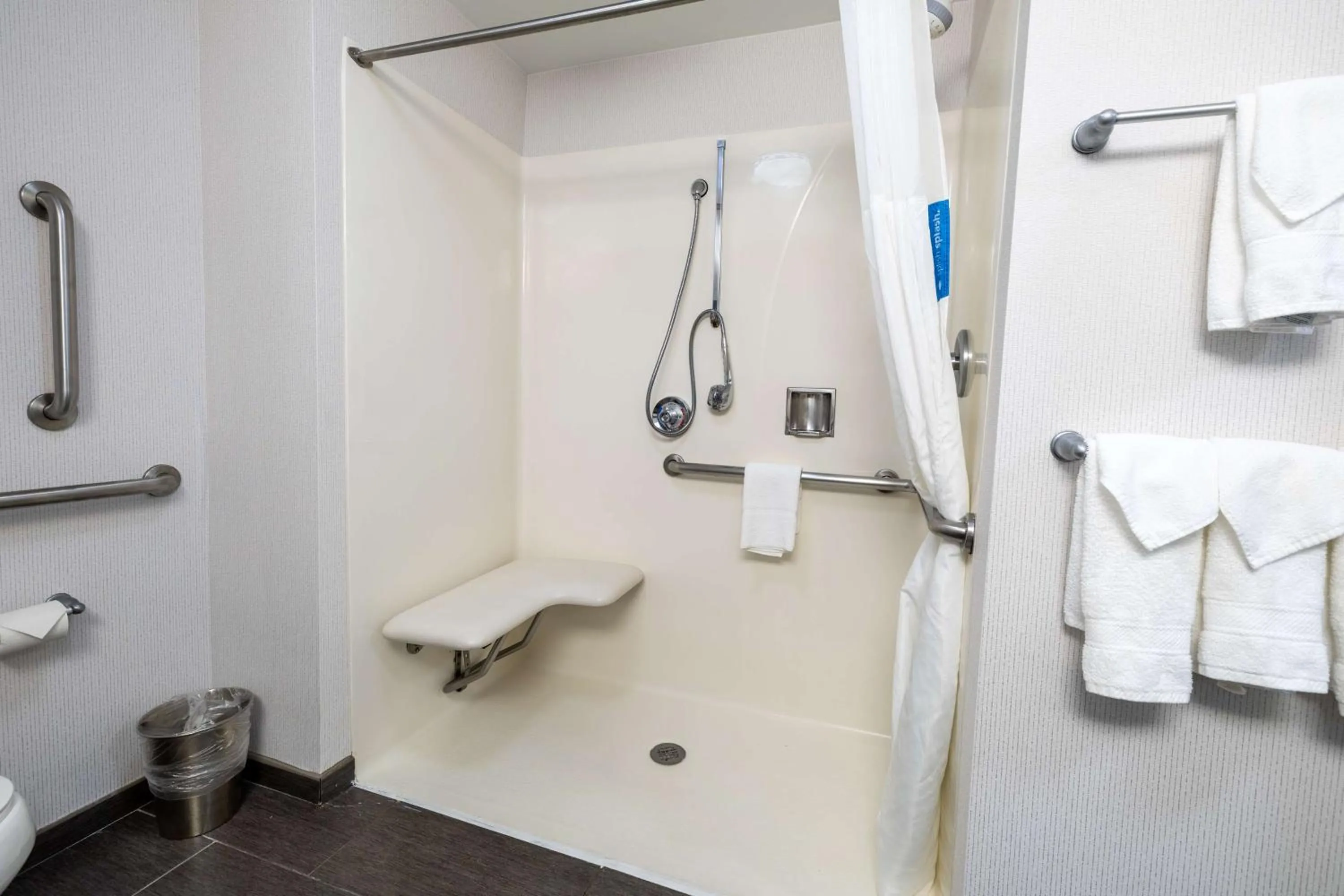 Bathroom in Hampton Inn & Suites Greensboro/Coliseum Area