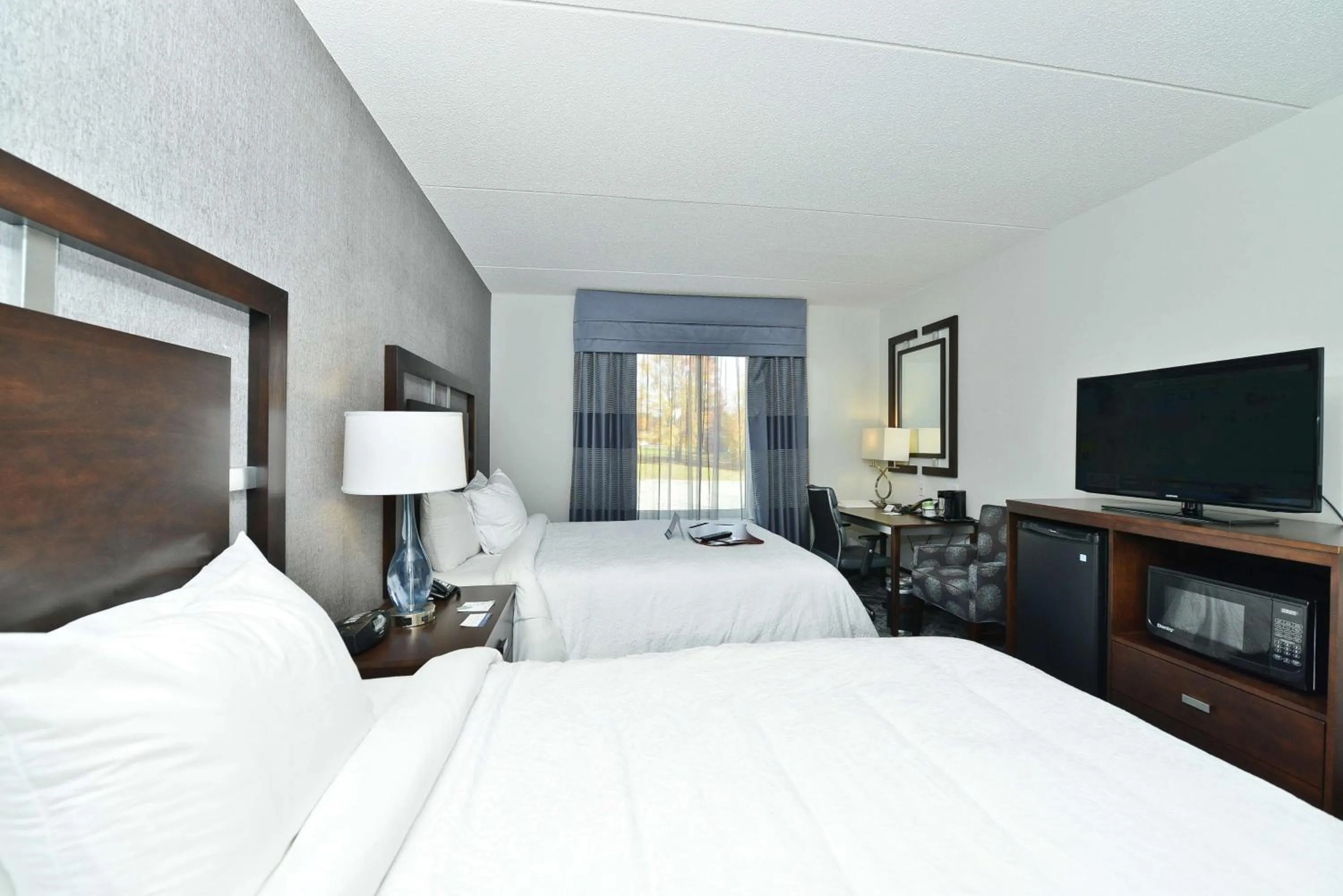 Photo of the whole room, Bed in Hampton Inn & Suites Greensboro/Coliseum Area