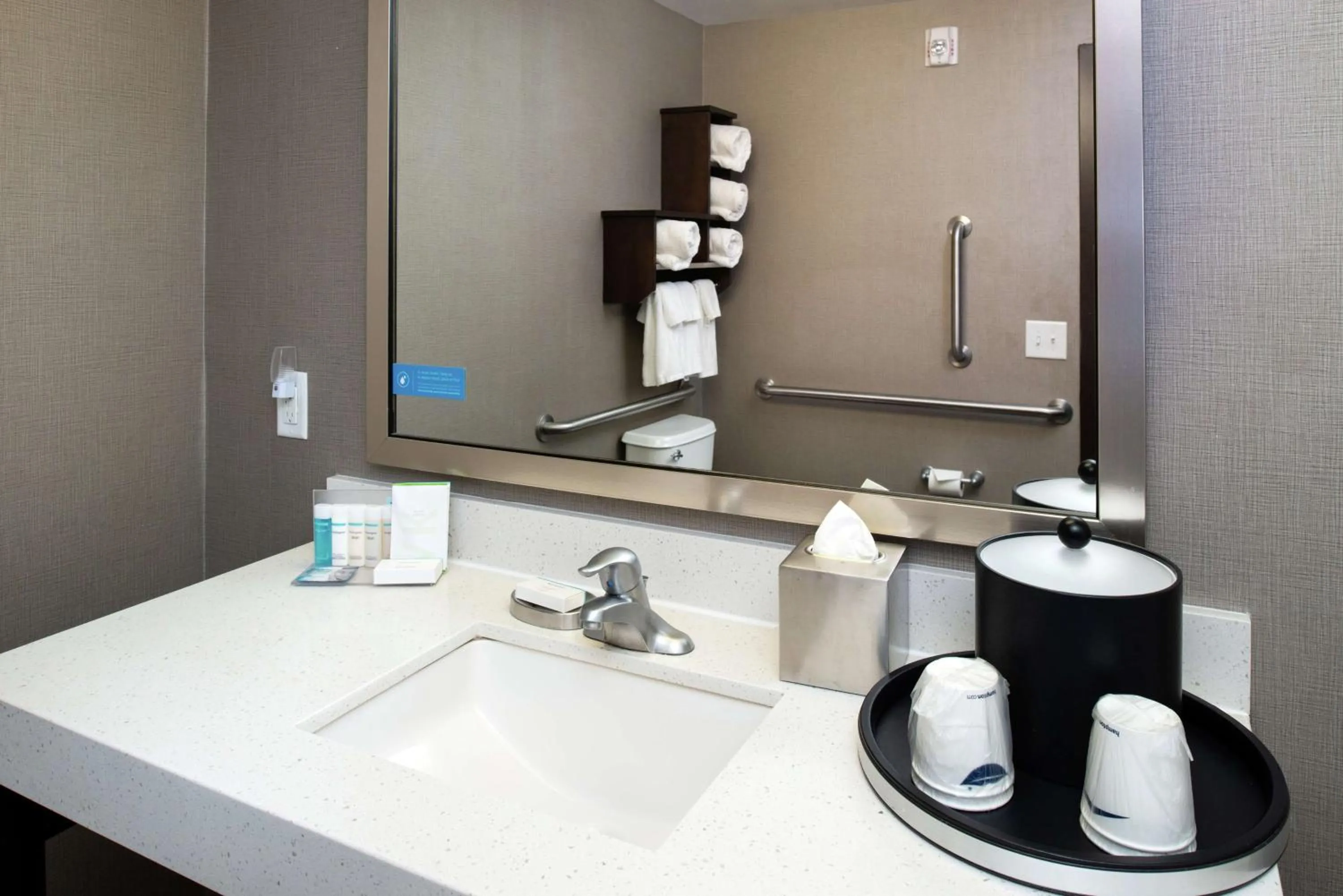 Bathroom in Hampton Inn & Suites Greensboro/Coliseum Area