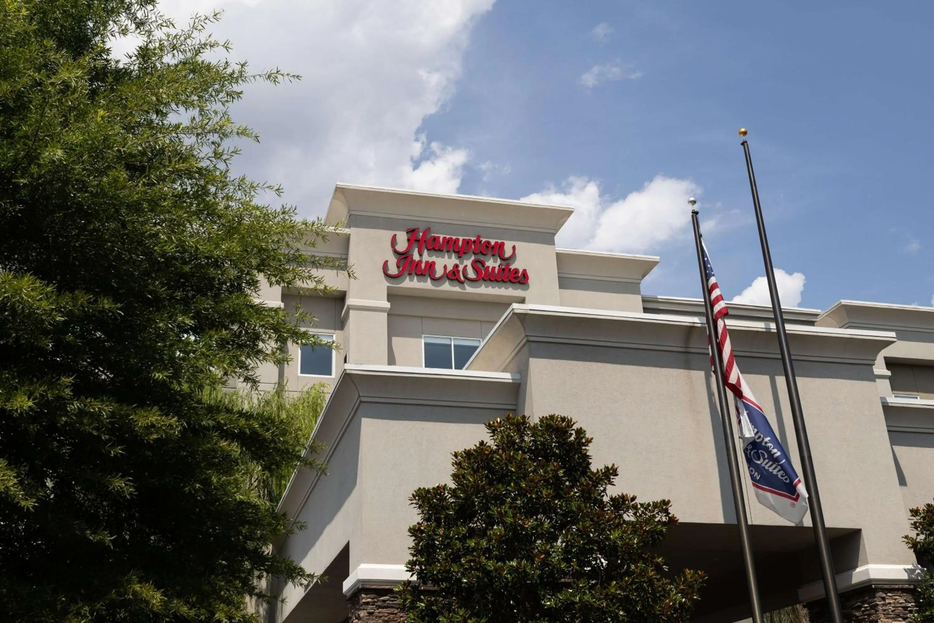 Property building in Hampton Inn & Suites Greensboro/Coliseum Area