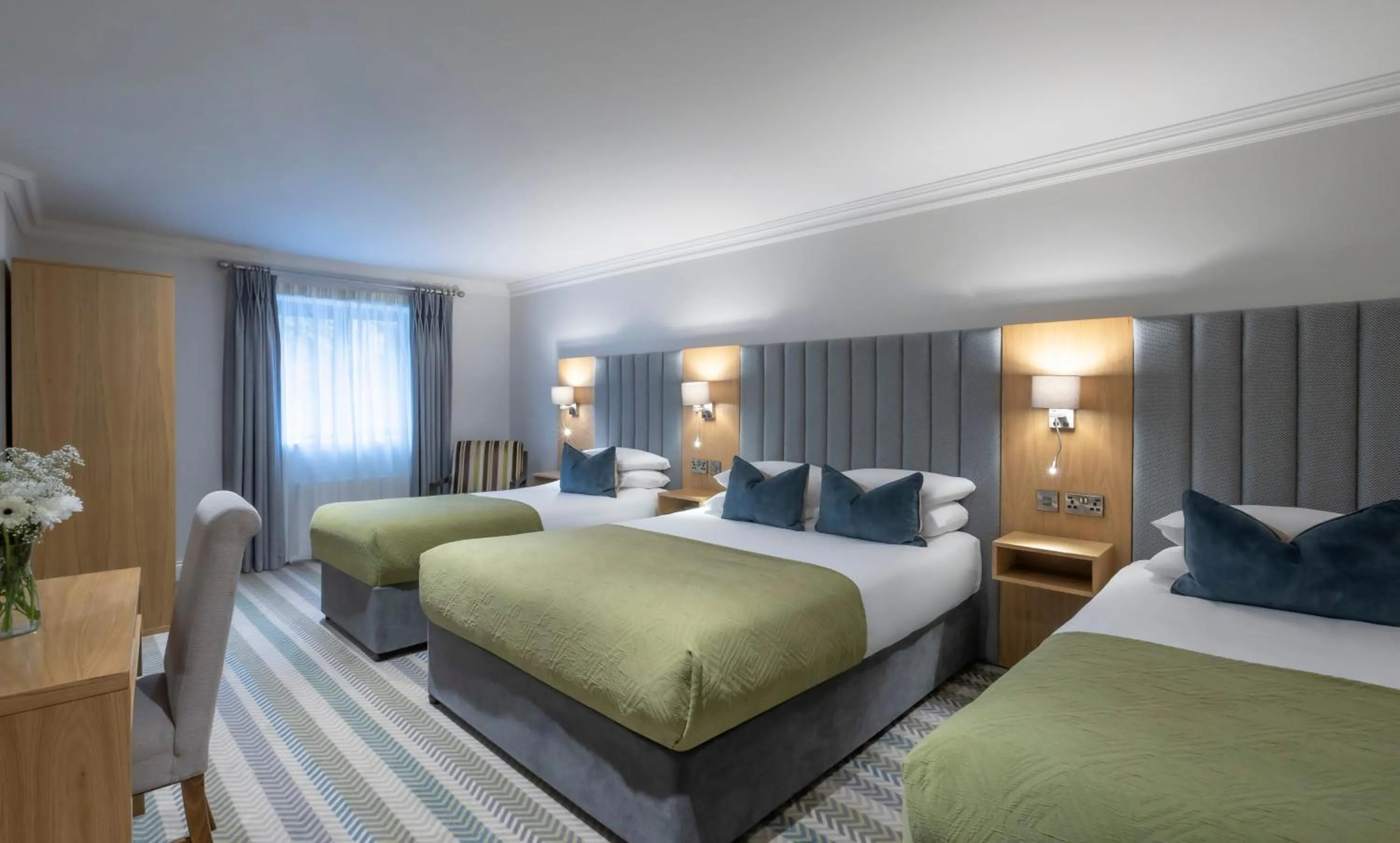 Bedroom, Bed in Killarney Heights Hotel