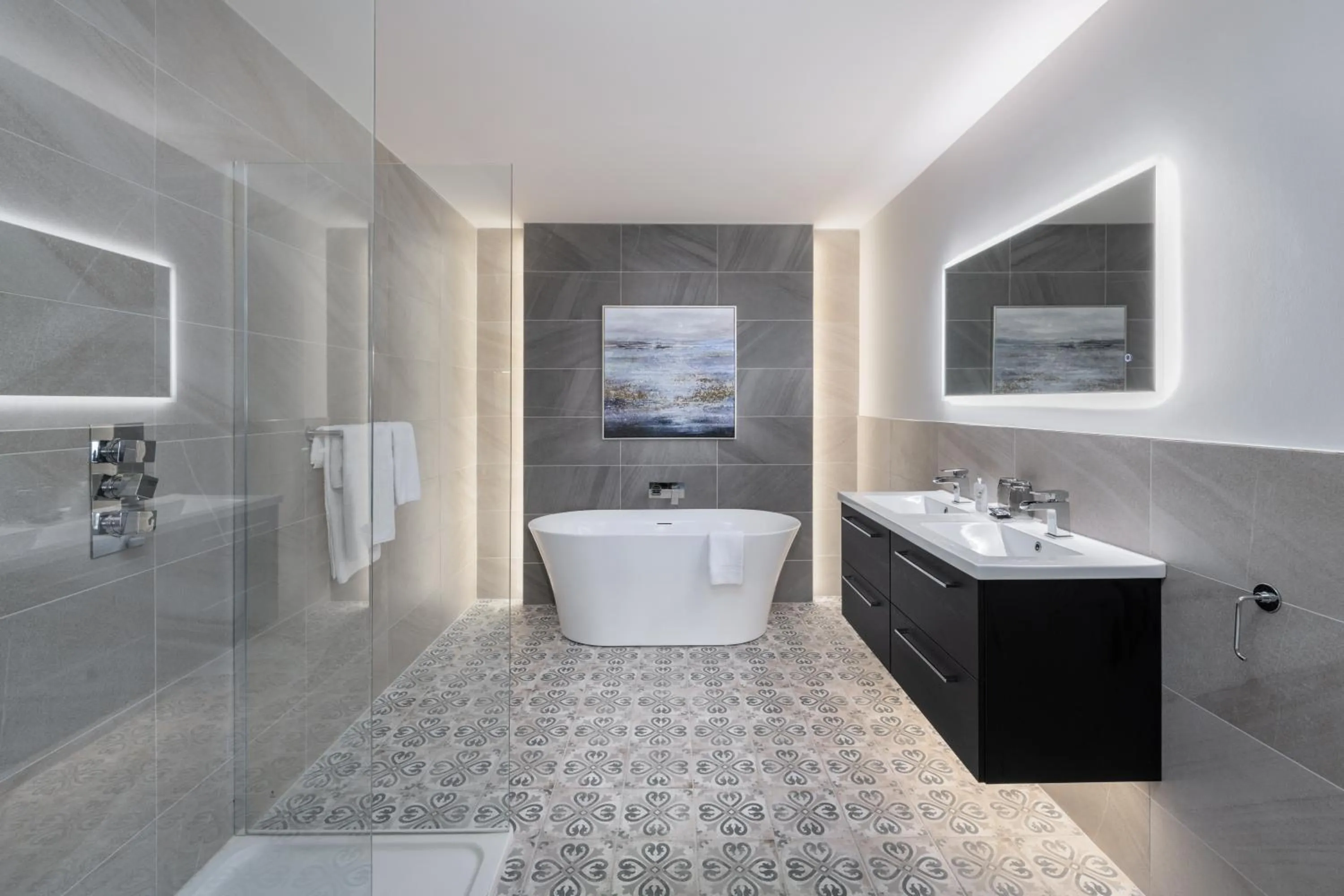 Bathroom in Killarney Heights Hotel