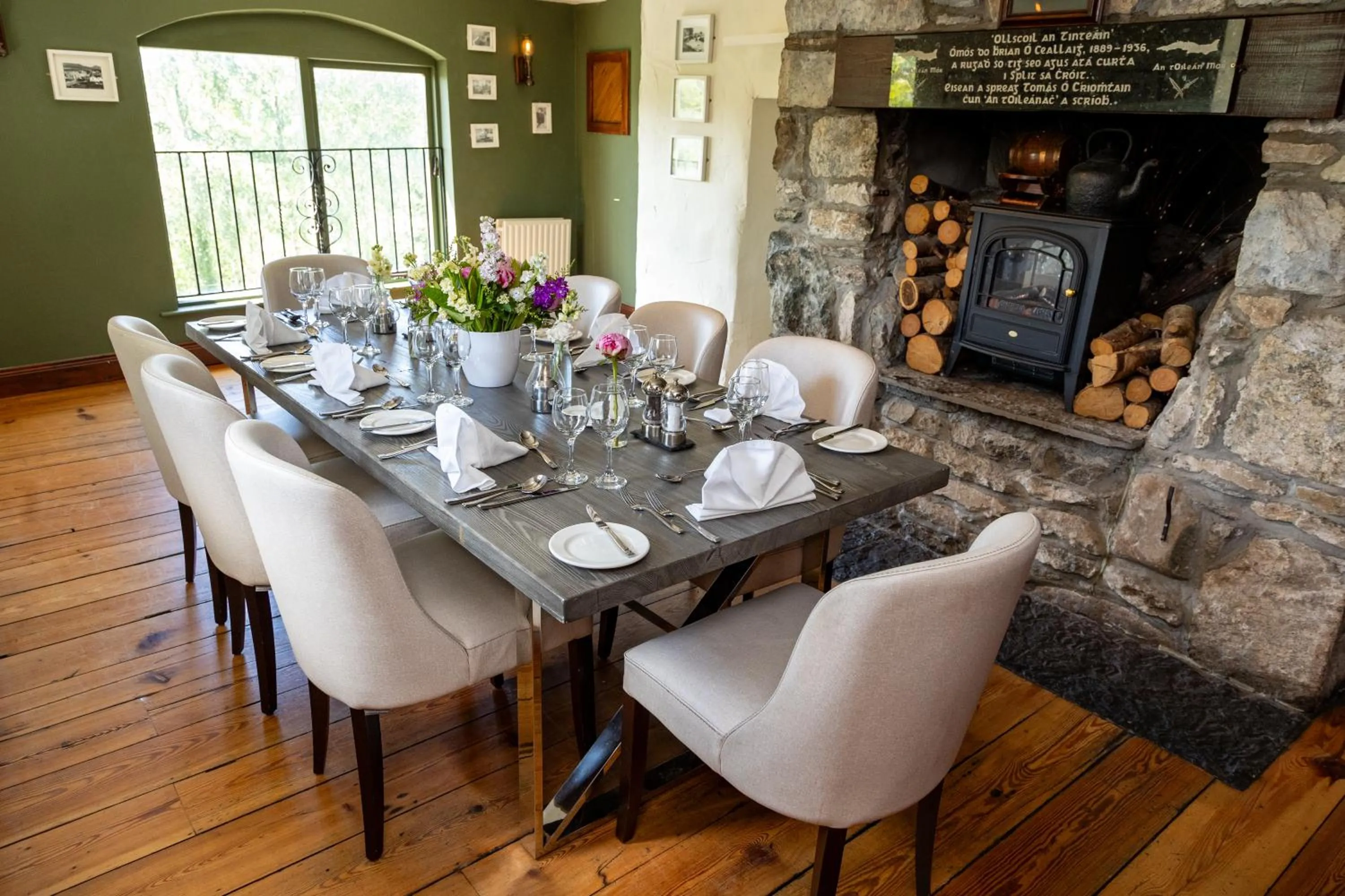 Restaurant/places to eat in Killarney Heights Hotel