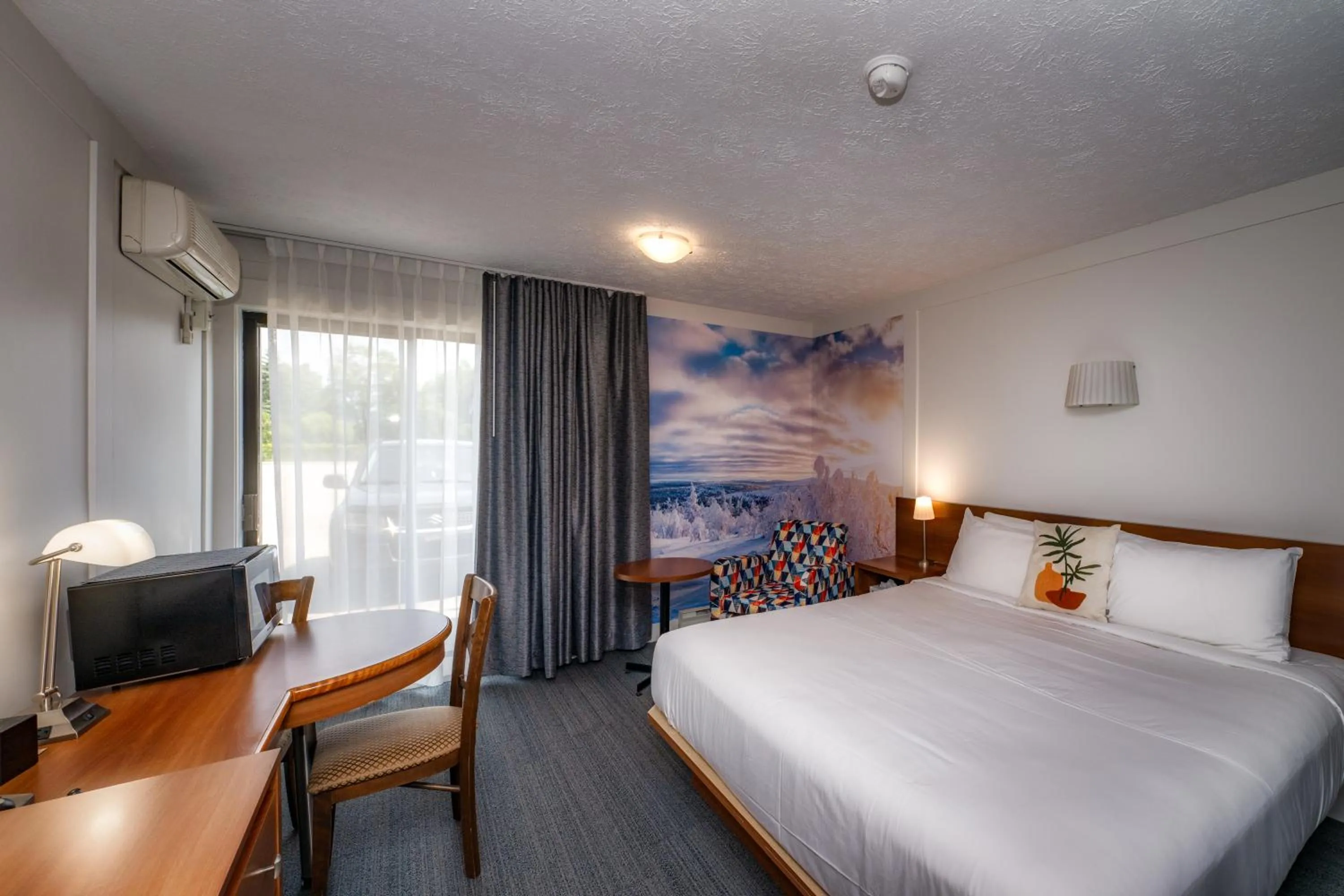 Photo of the whole room, Bed in Clarion Pointe La Malbaie