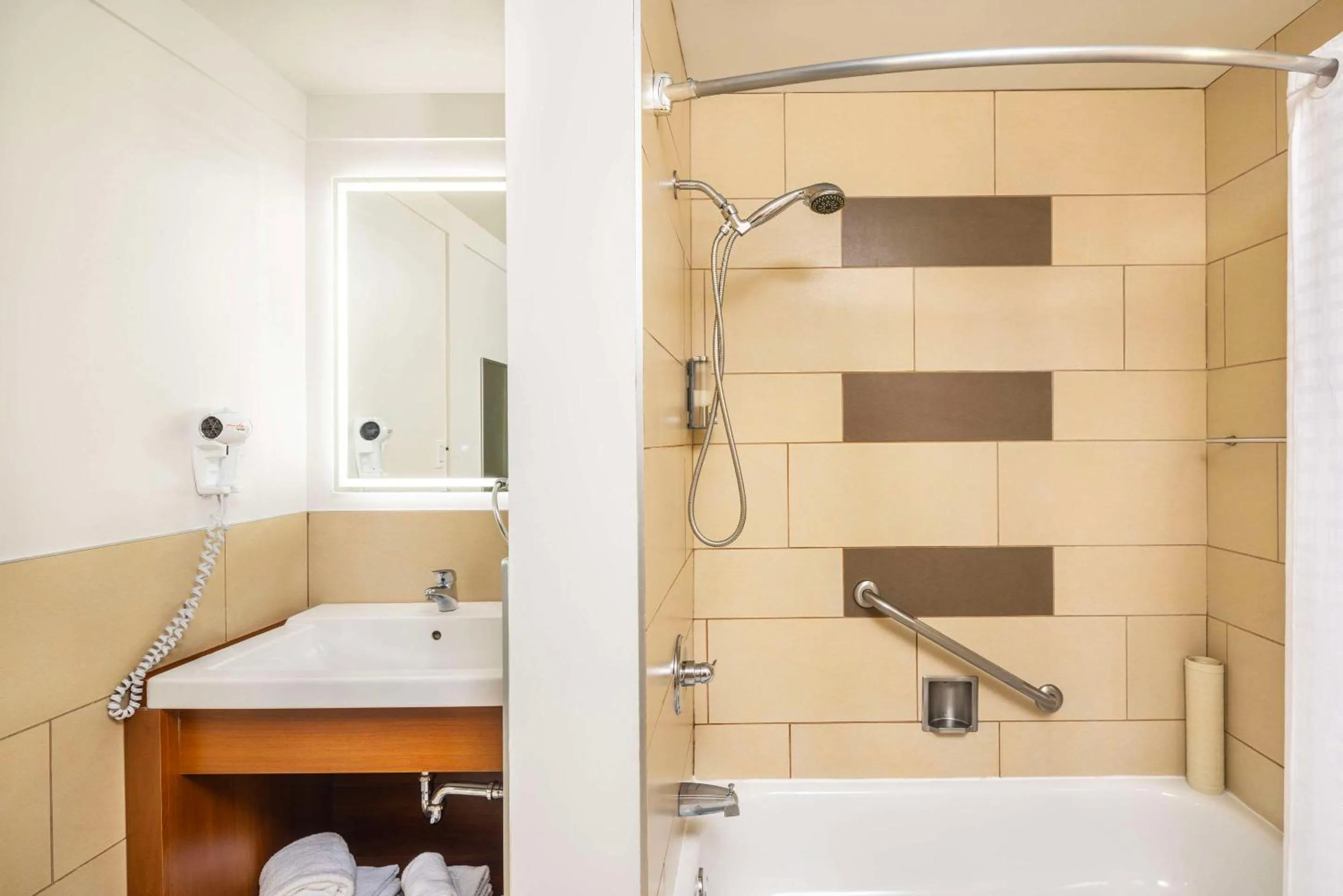 Bedroom in Clarion Pointe La Malbaie