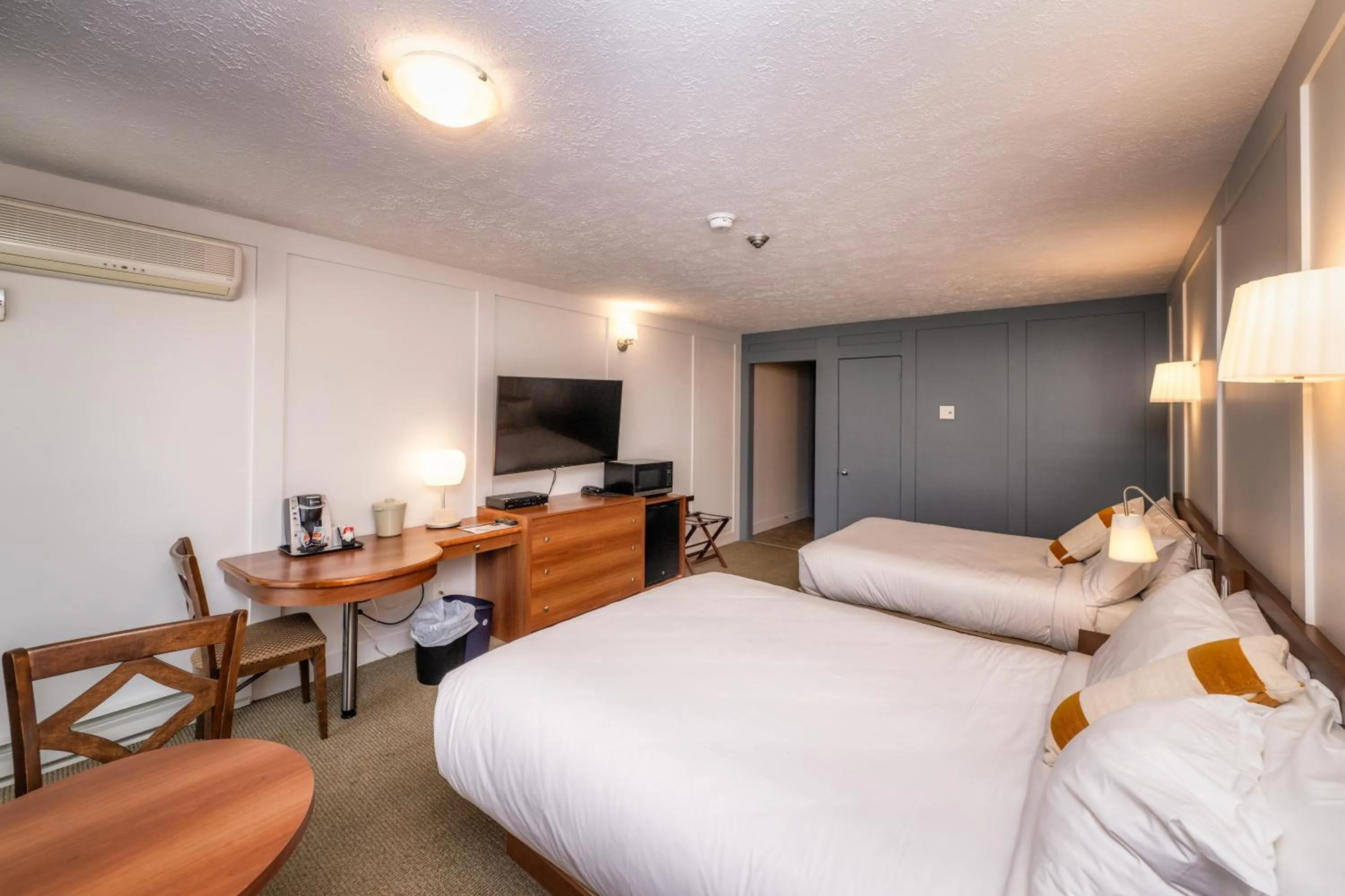 Photo of the whole room, Bed in Clarion Pointe La Malbaie