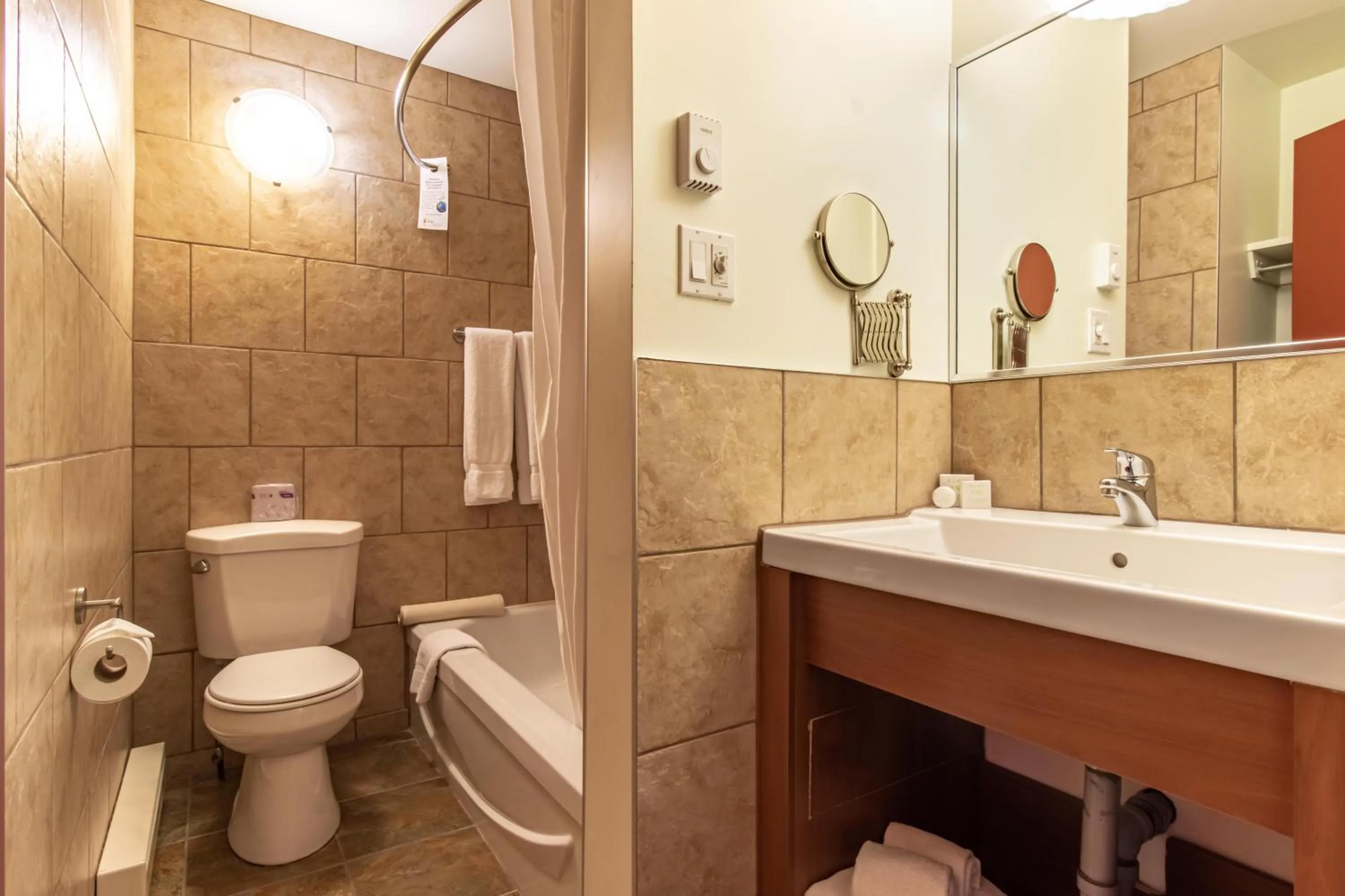 Bathroom in Clarion Pointe La Malbaie