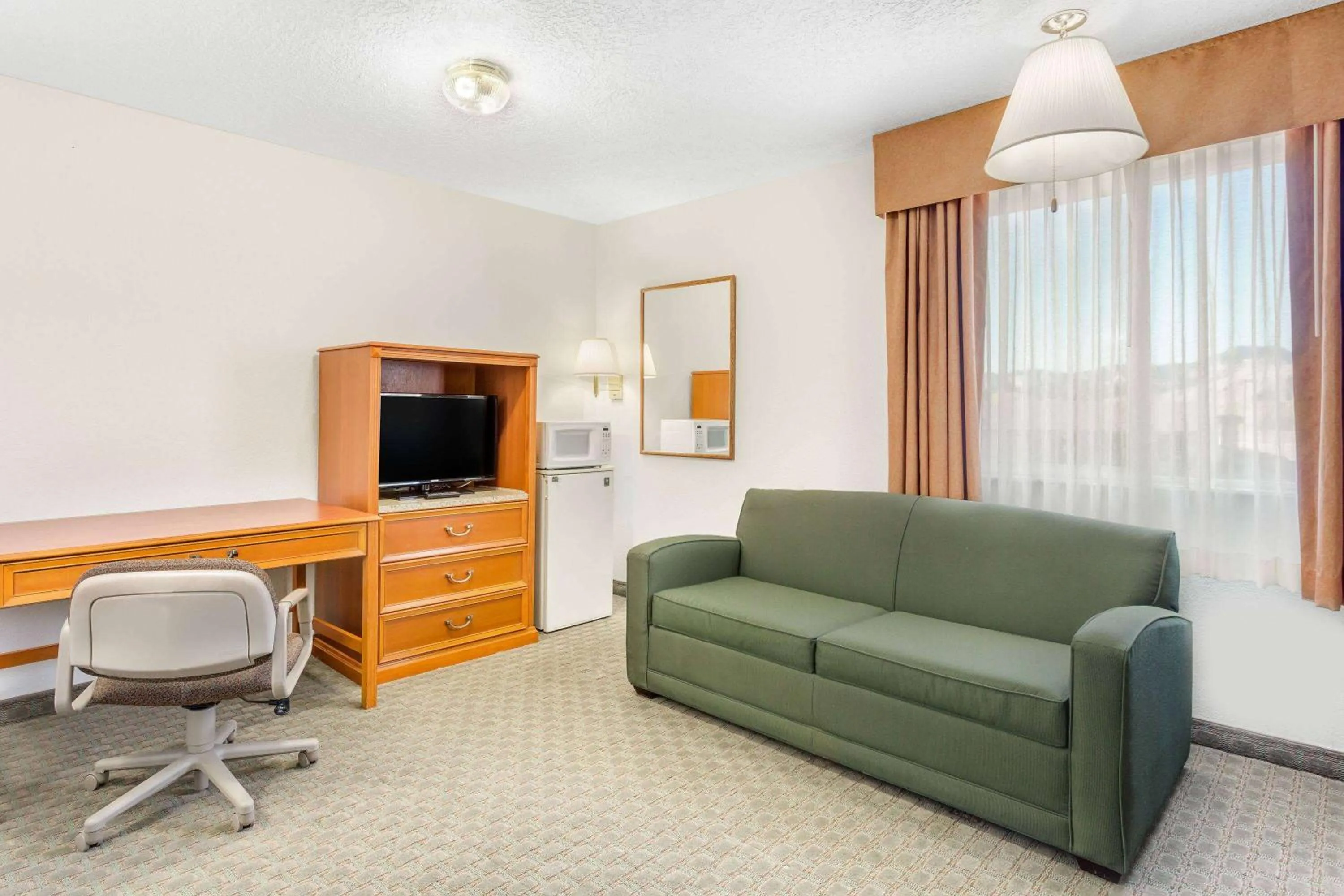 Photo of the whole room in Super 8 by Wyndham Price