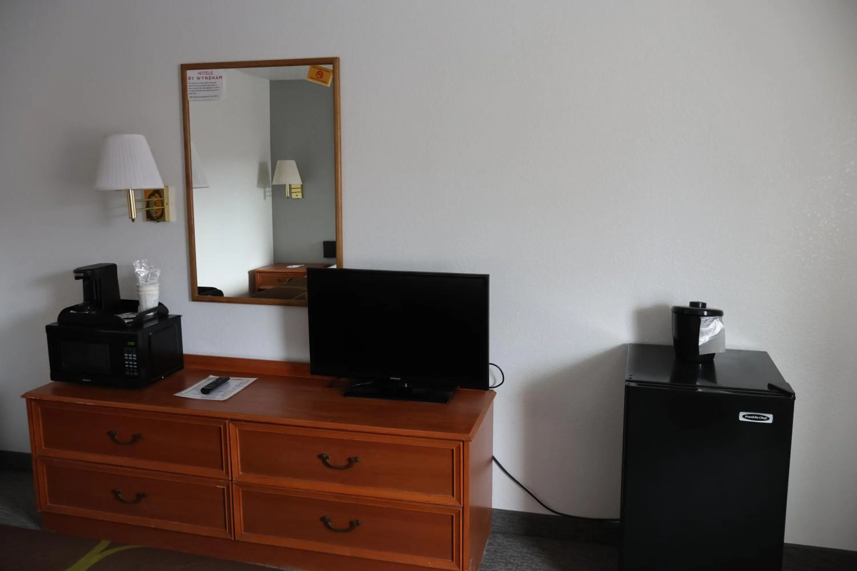 TV and multimedia in Super 8 by Wyndham Price