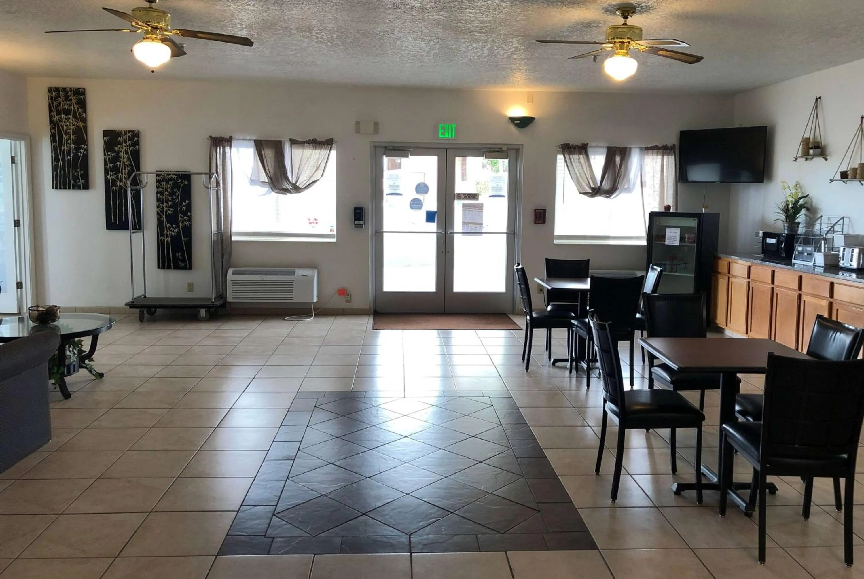 Breakfast in Super 8 by Wyndham Price