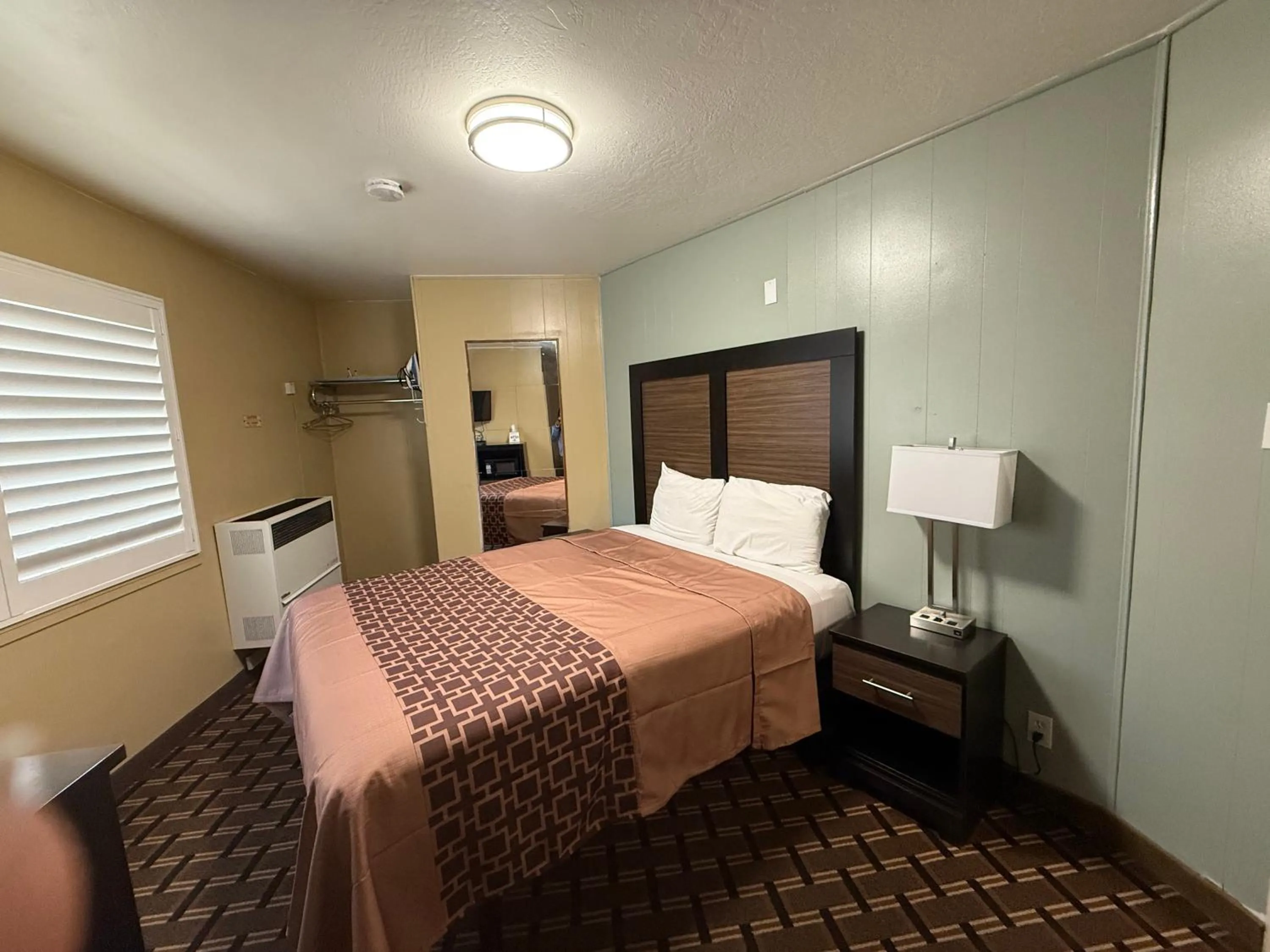 Bed in Tahoe Sands Inn