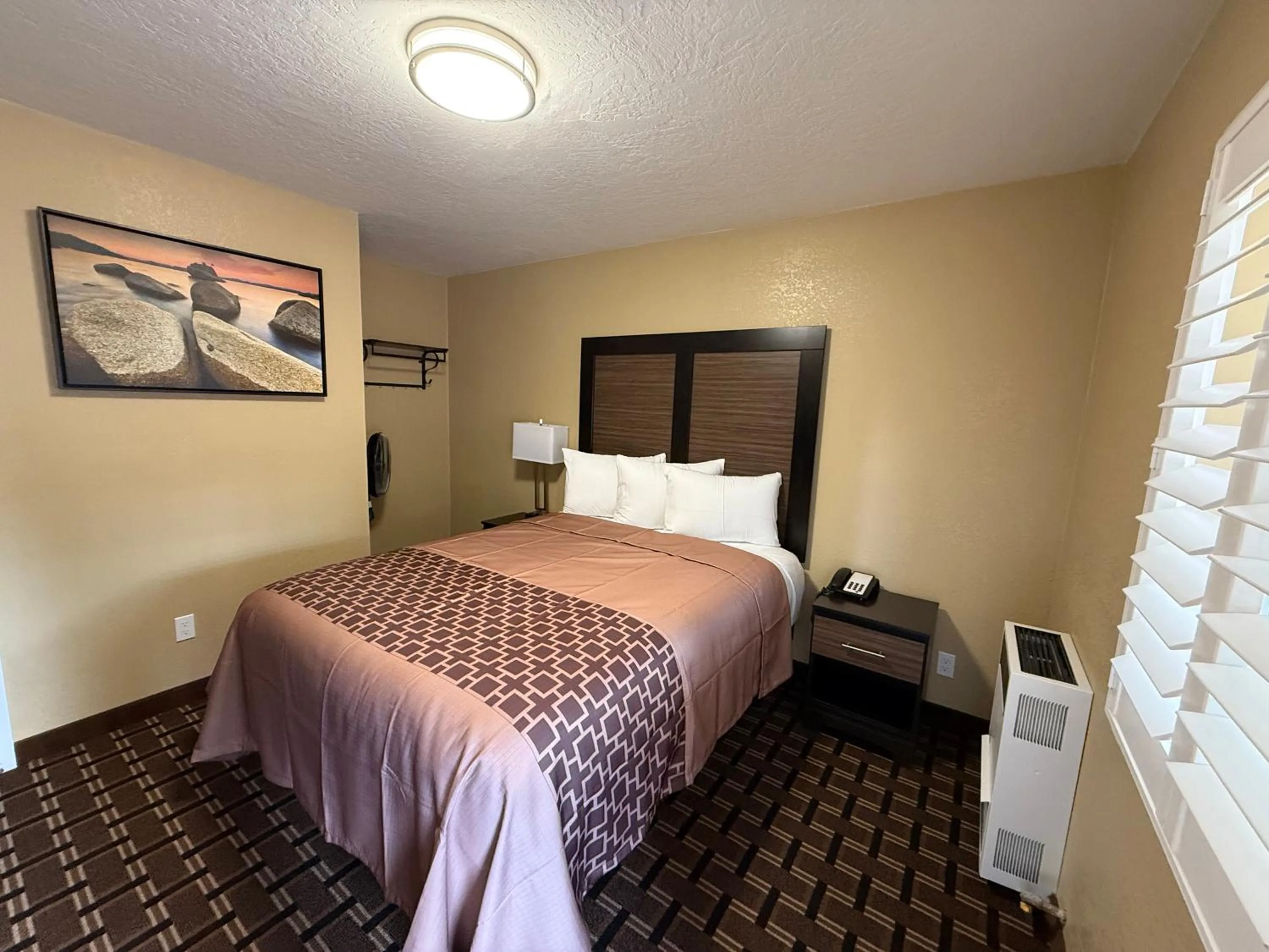 Bed in Tahoe Sands Inn