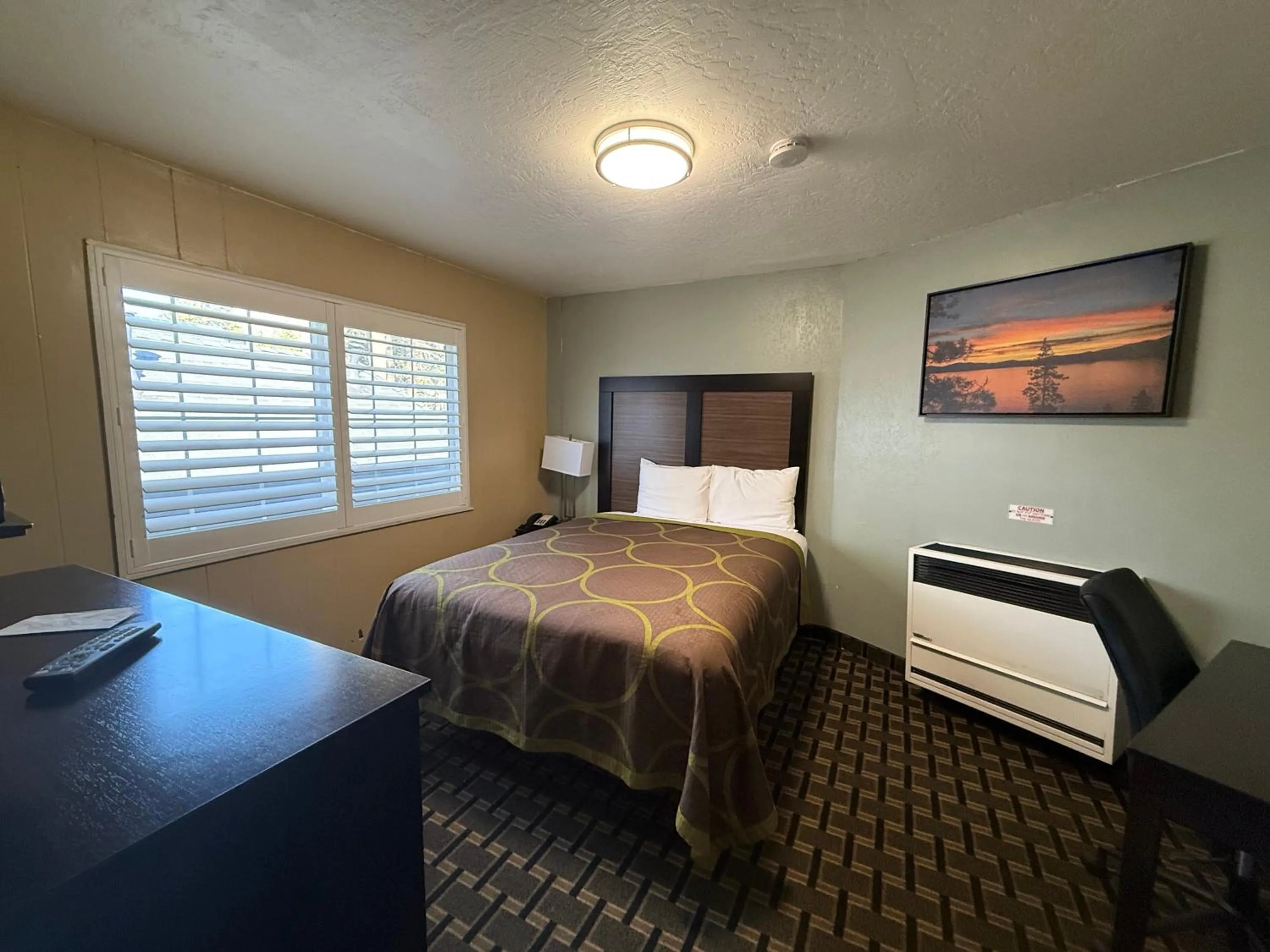 Bed in Tahoe Sands Inn