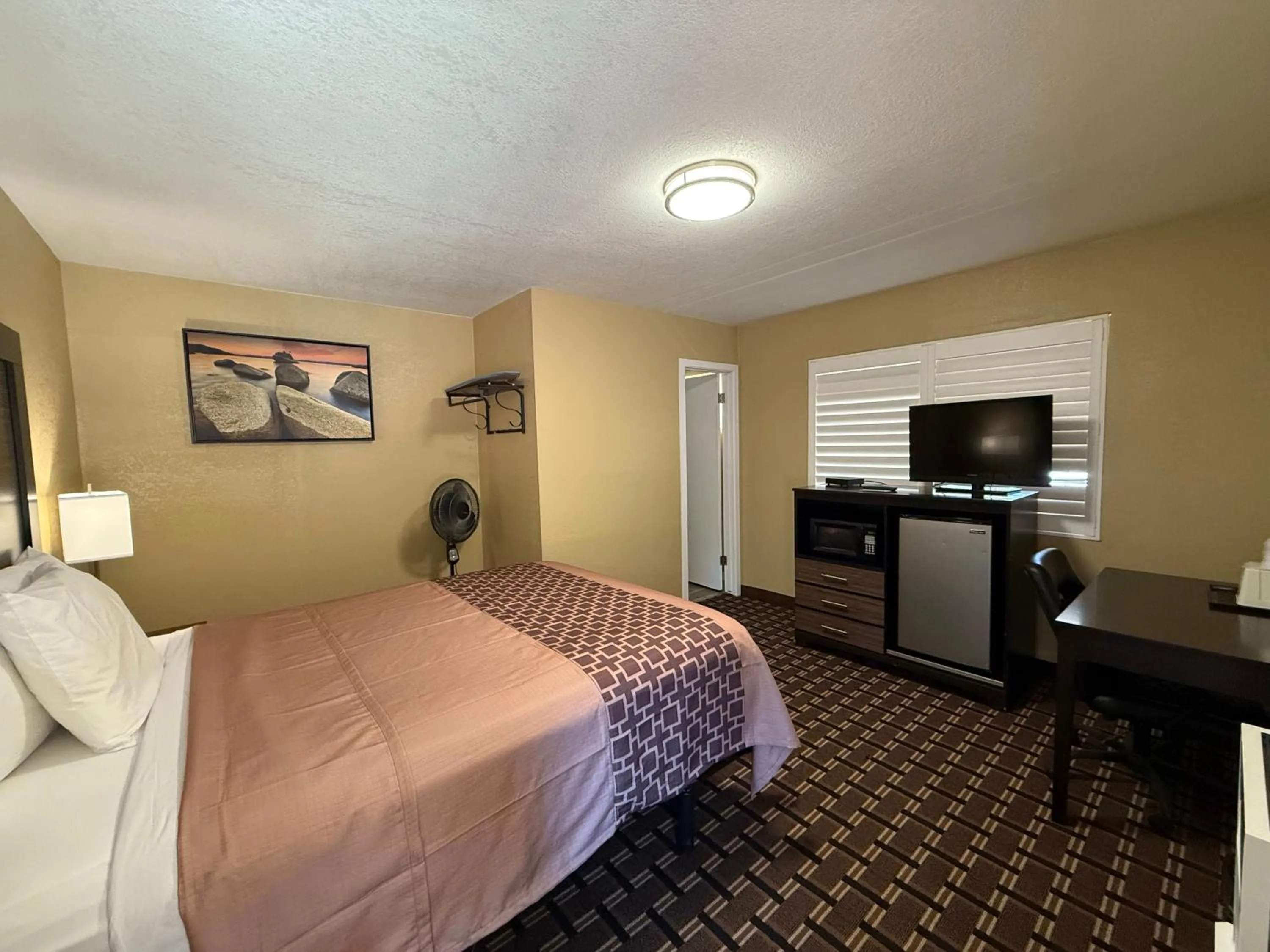 Bed in Tahoe Sands Inn