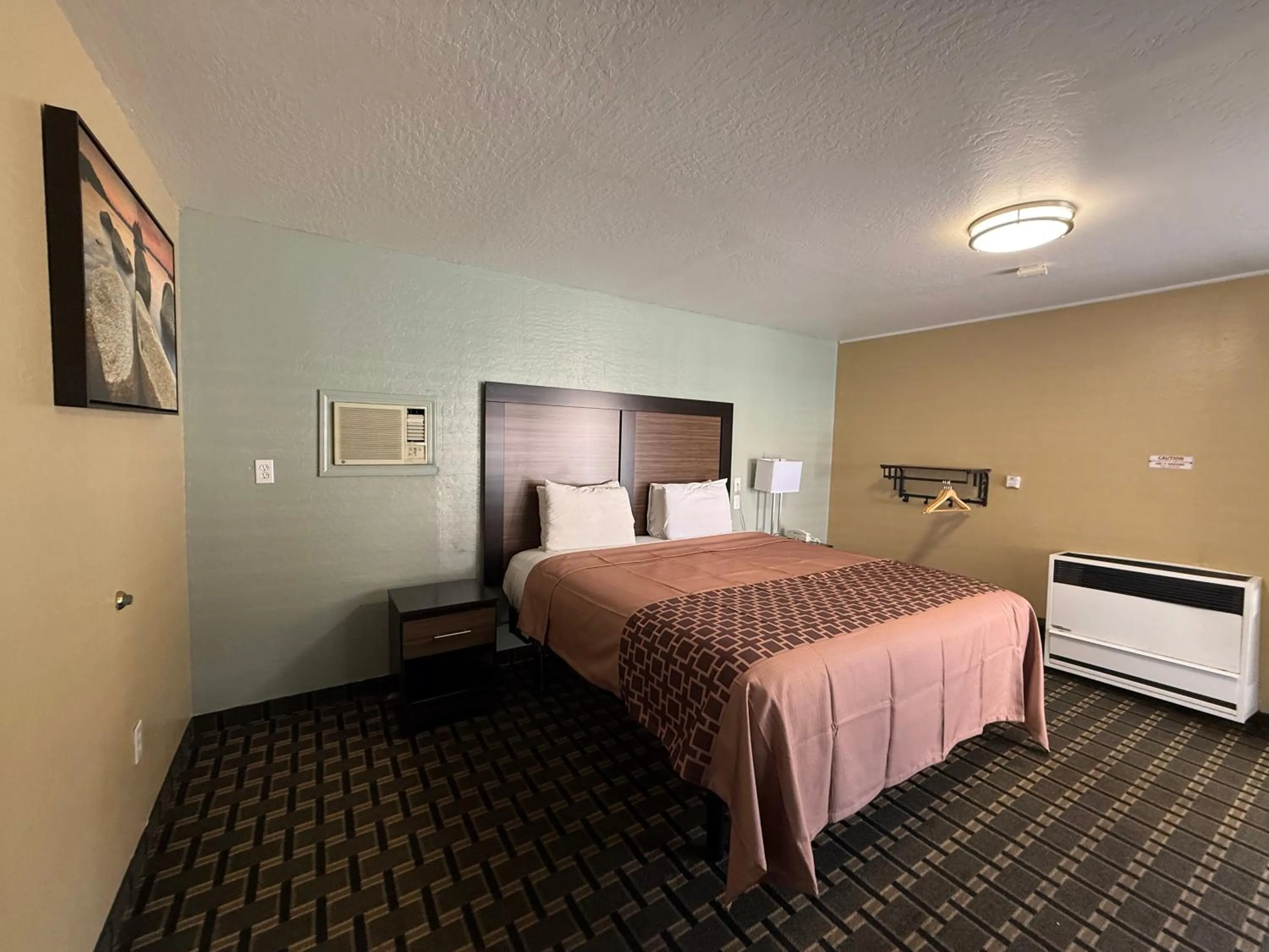 Bed in Tahoe Sands Inn