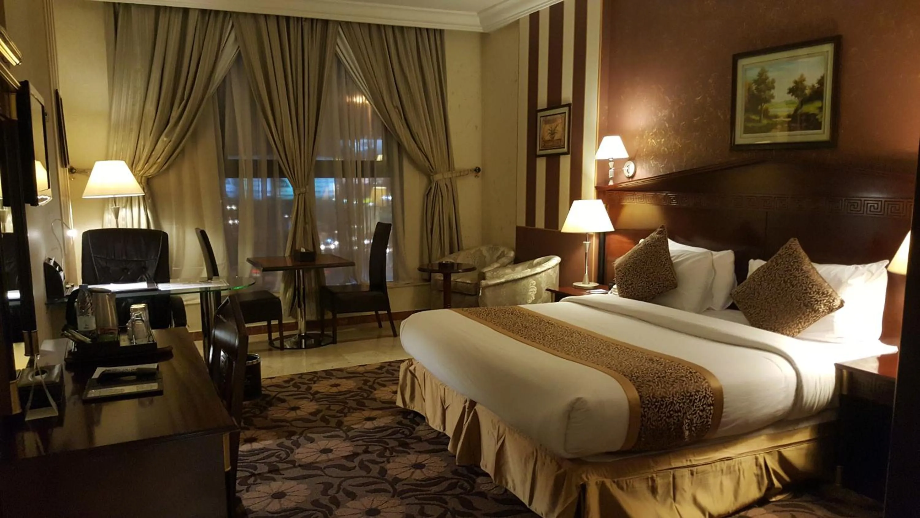Photo of the whole room, Bed in Qasr Al Sahab