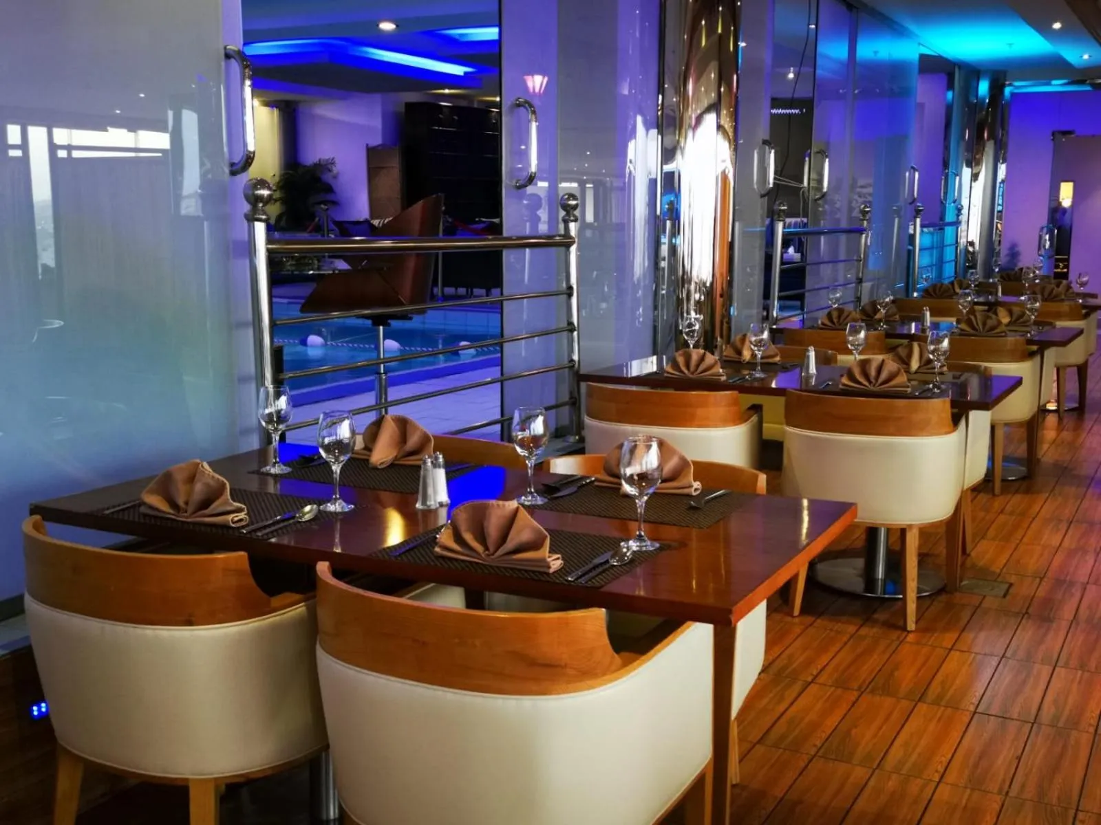 Restaurant/places to eat in Qasr Al Sahab