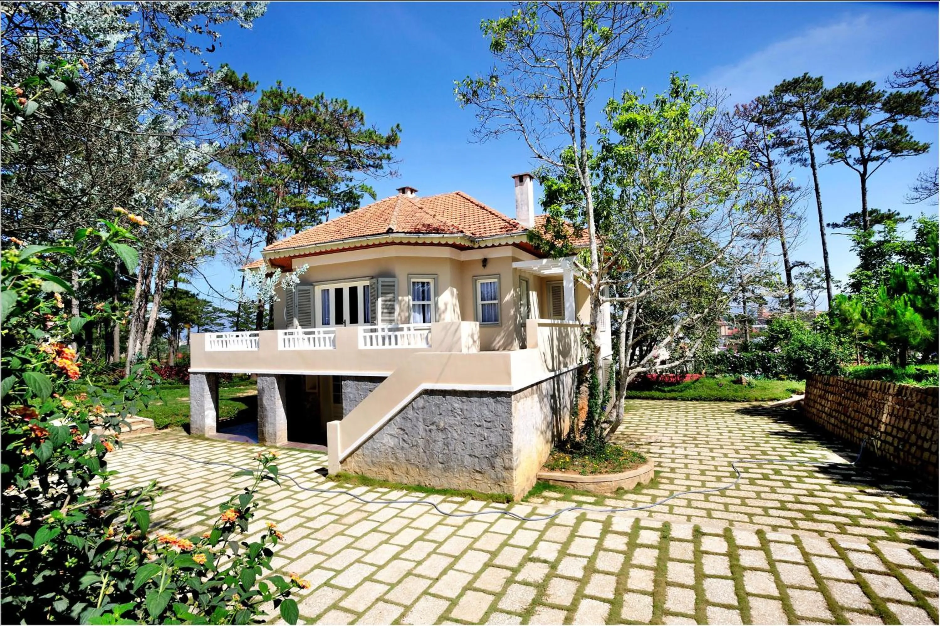 Facade/entrance in Dalat Cadasa Resort