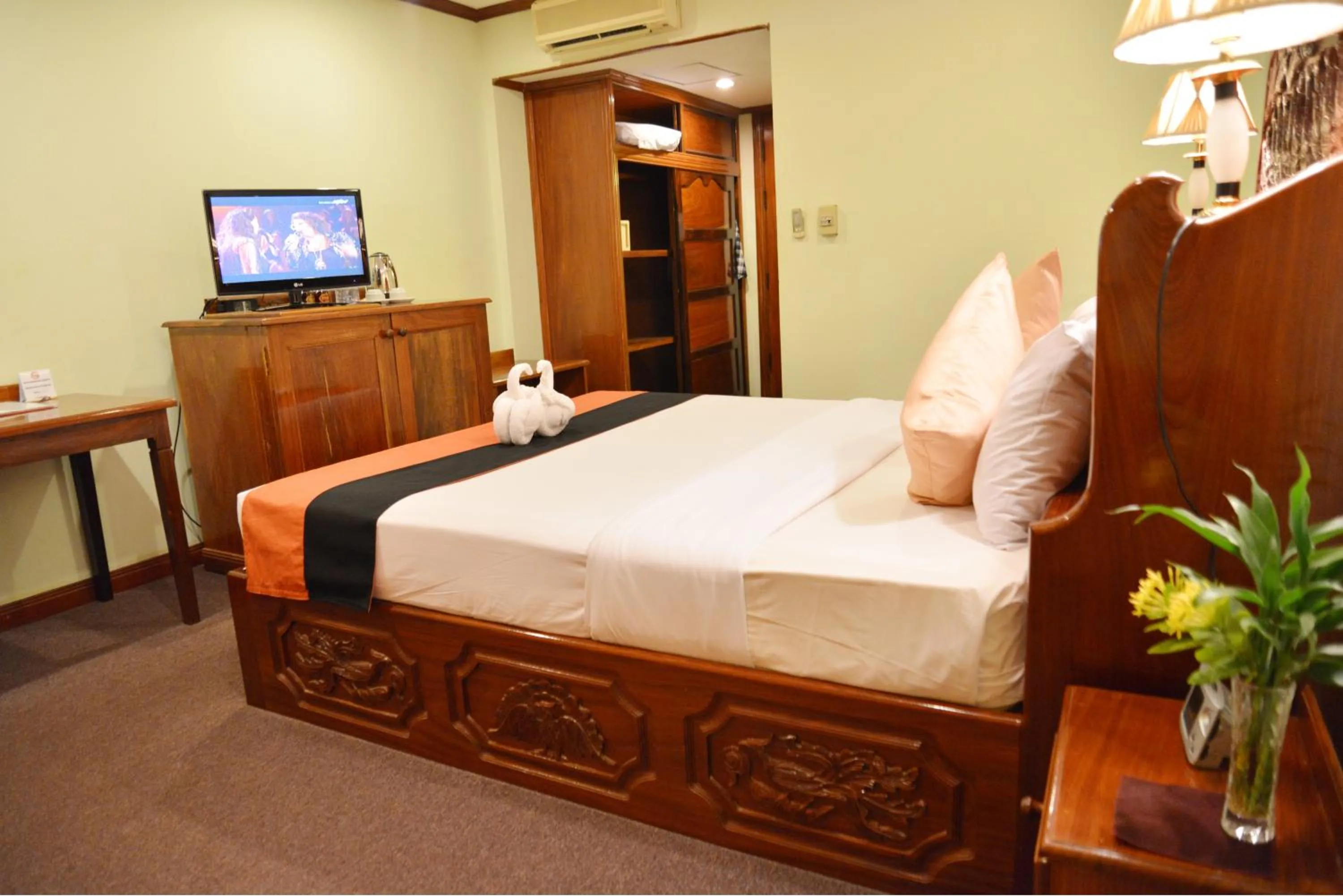 Bedroom, Bed in Angkor Hotel