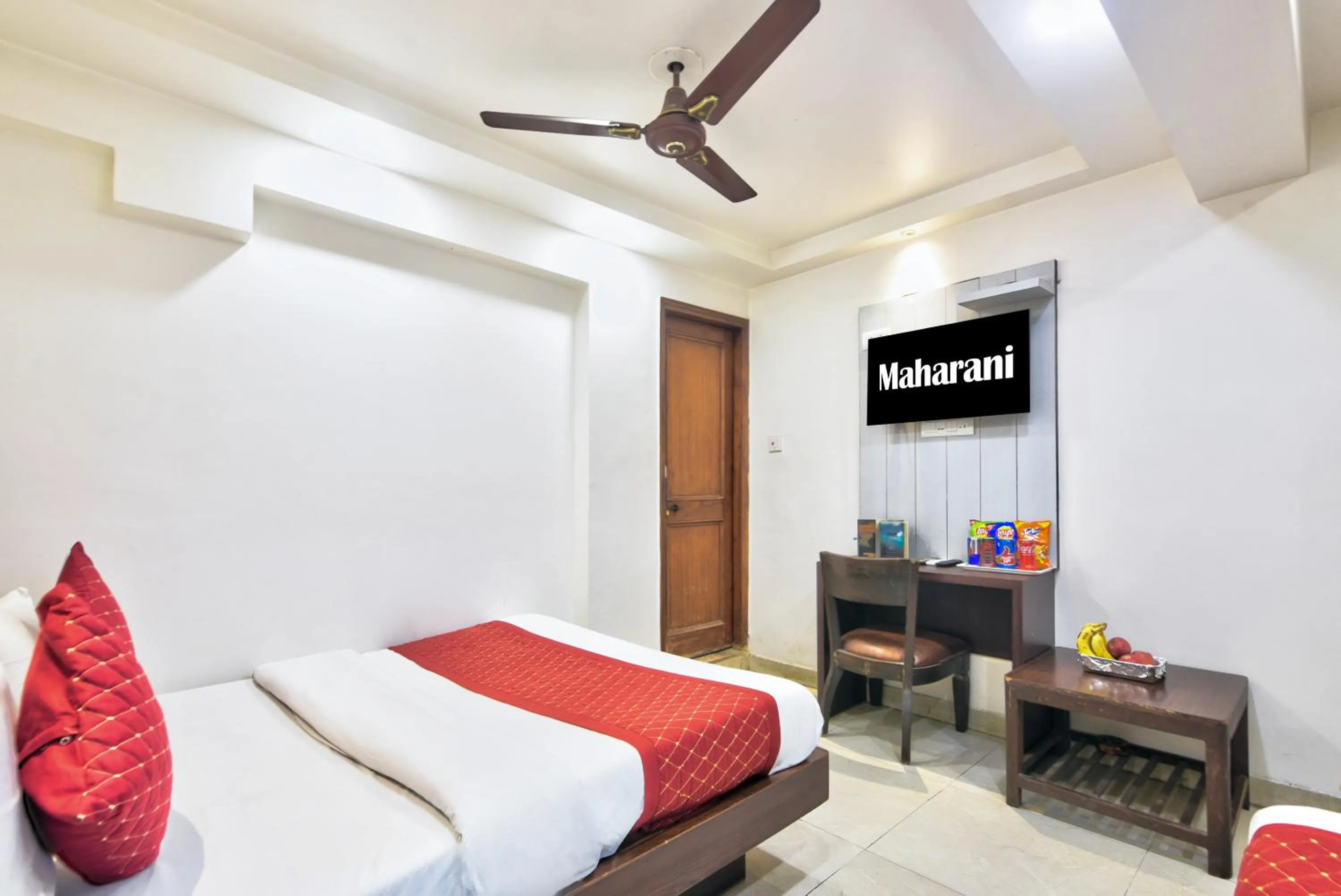 Bedroom, Bed in Hotel Maharani -New Delhi Railway Station - Paharganj