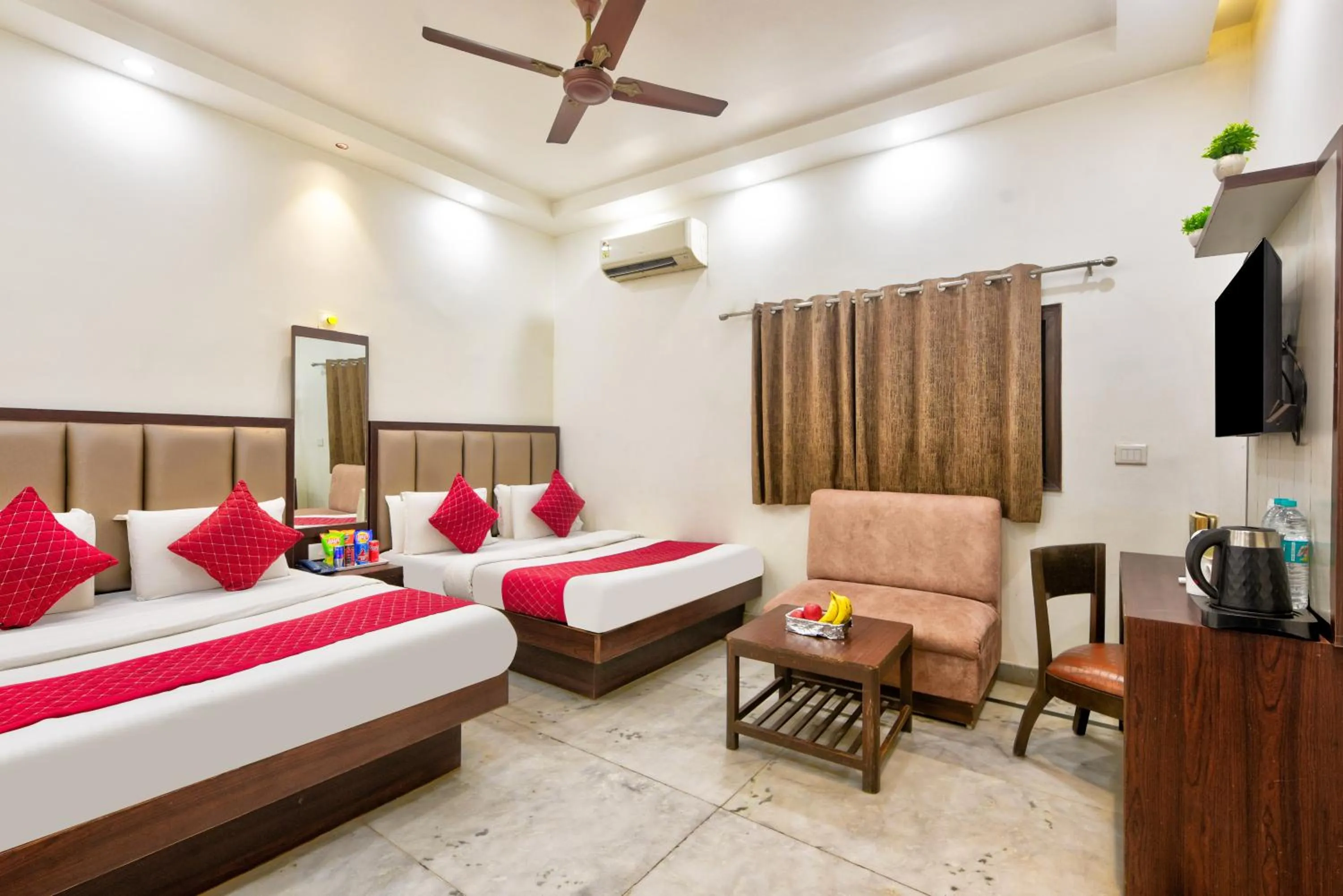 Communal lounge/ TV room, Bed in Hotel Maharani -New Delhi Railway Station - Paharganj