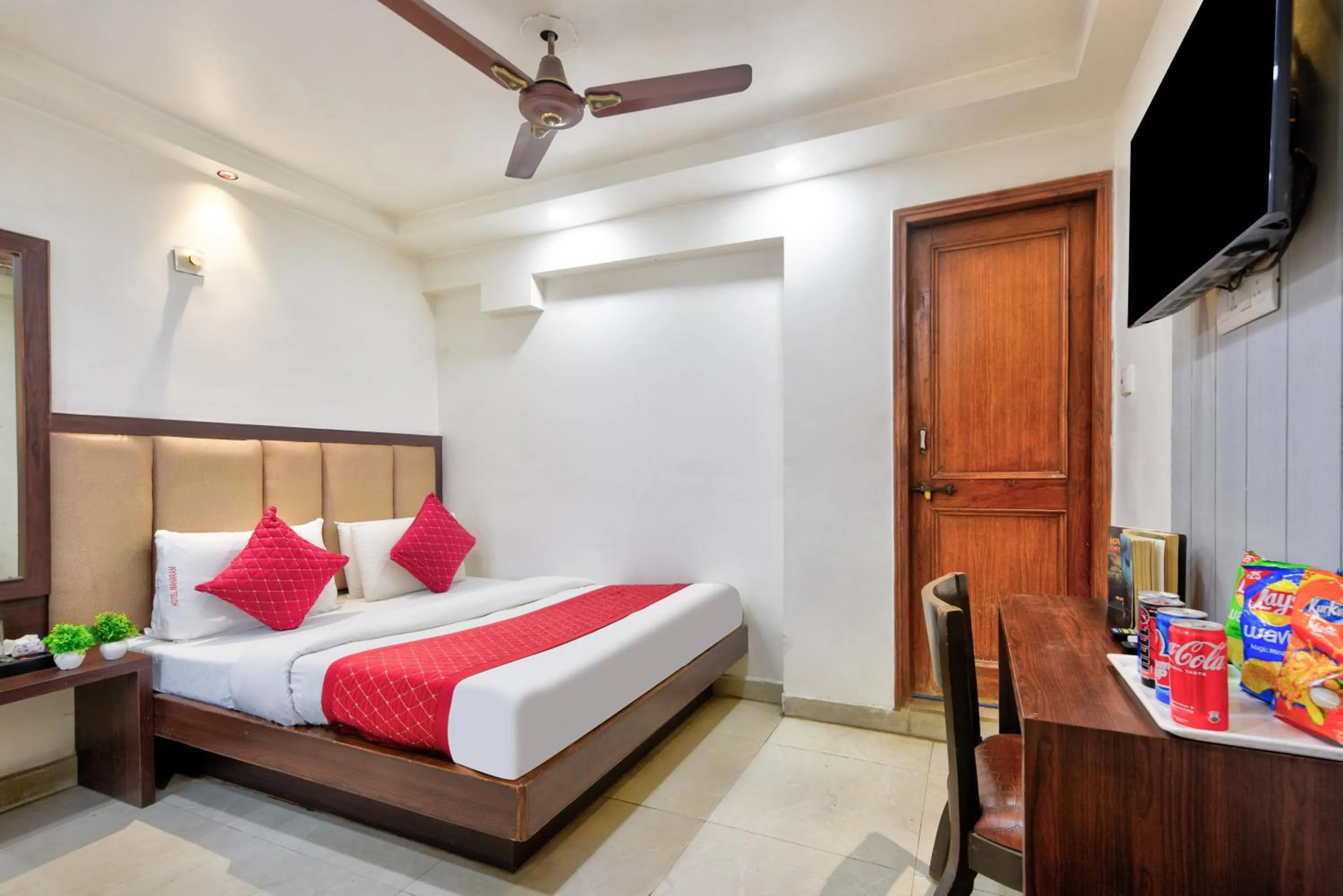 Communal lounge/ TV room, Bed in Hotel Maharani -New Delhi Railway Station - Paharganj