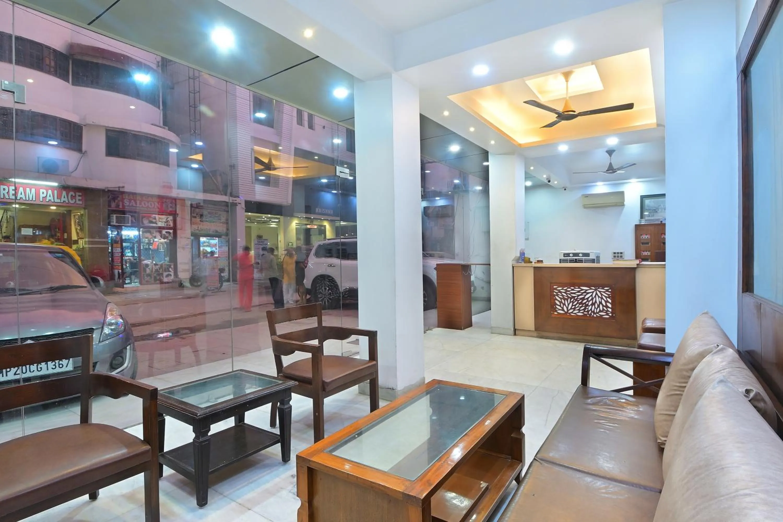 Communal lounge/ TV room in Hotel Maharani -New Delhi Railway Station - Paharganj