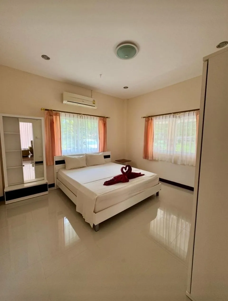 Bed in Ao Thong beach Resort