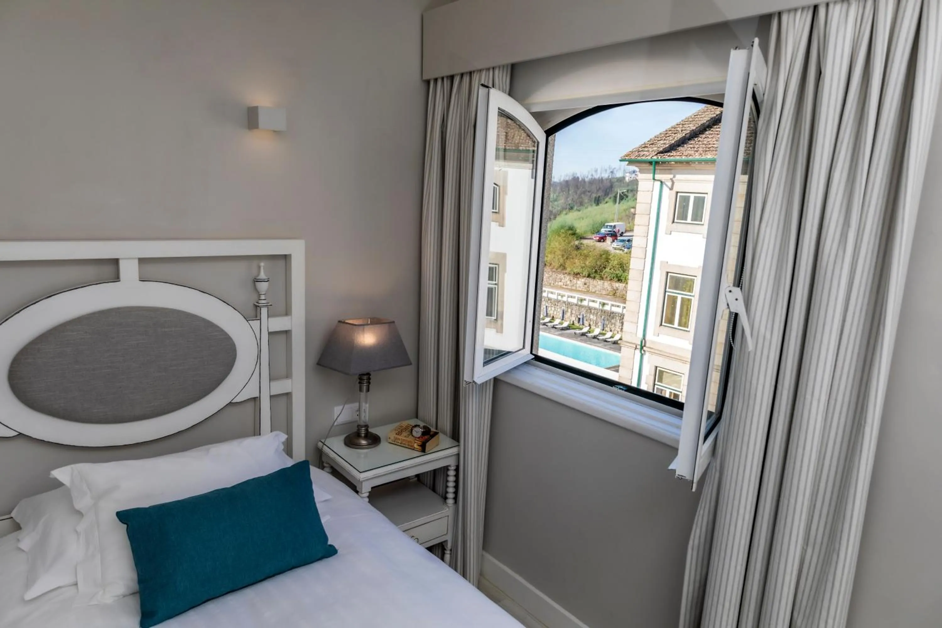 Pool view, Bed in Grande Hotel das Caldas da Felgueira