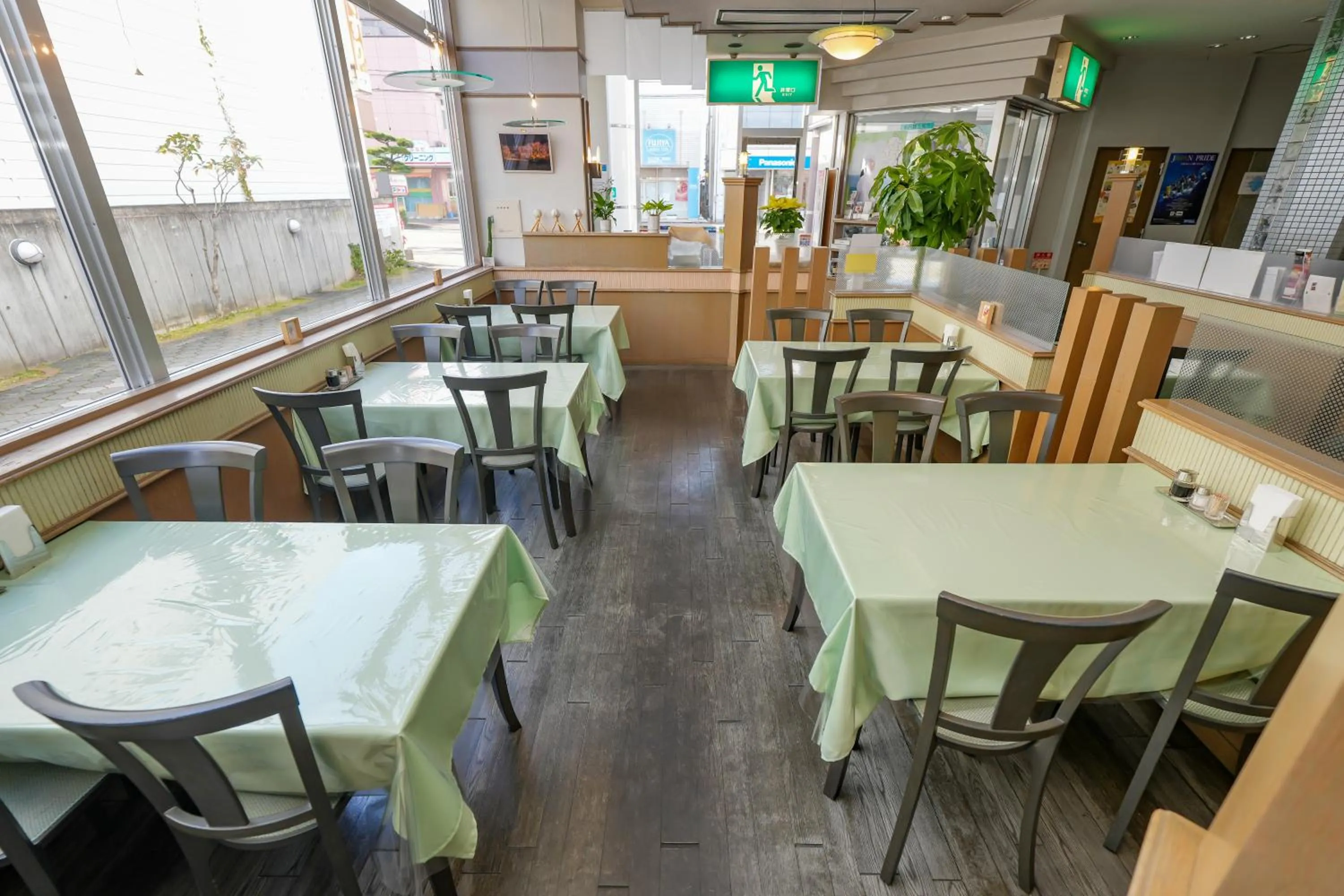 Restaurant/places to eat in Tendo Central Hotel