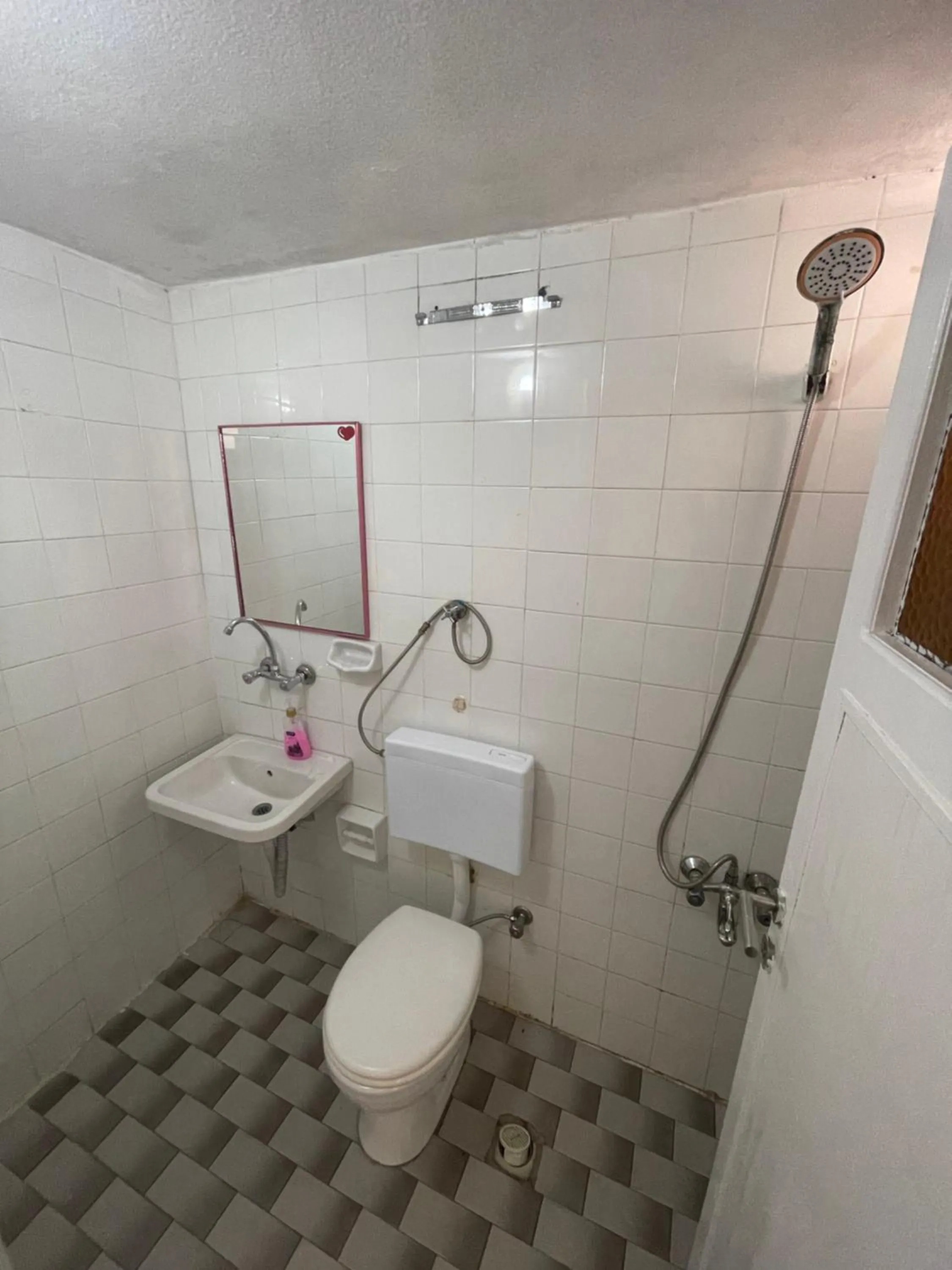 Shower in Ersoy Ak Pansiyon