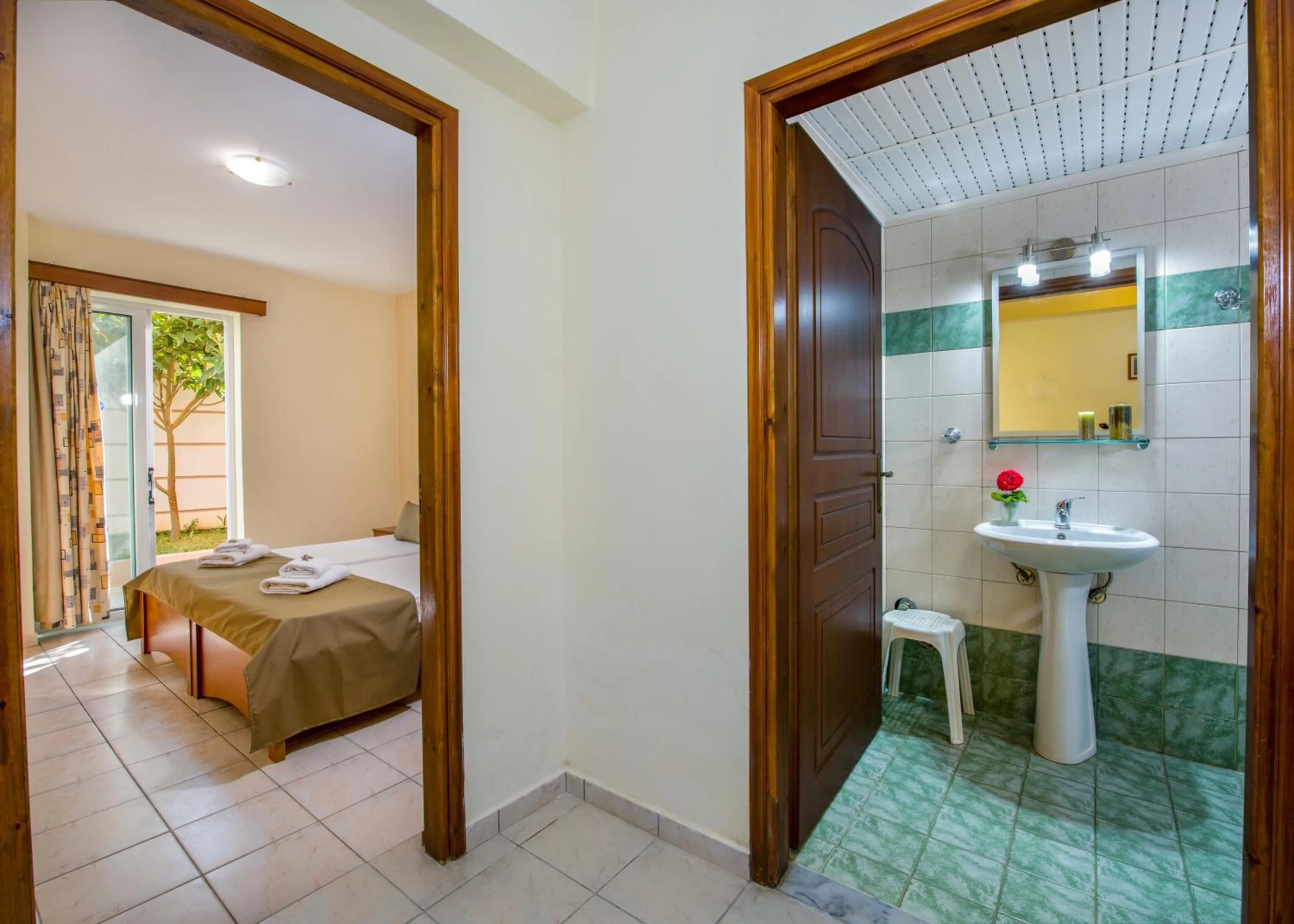 Bathroom, Bed in Dias Hotel Apartments