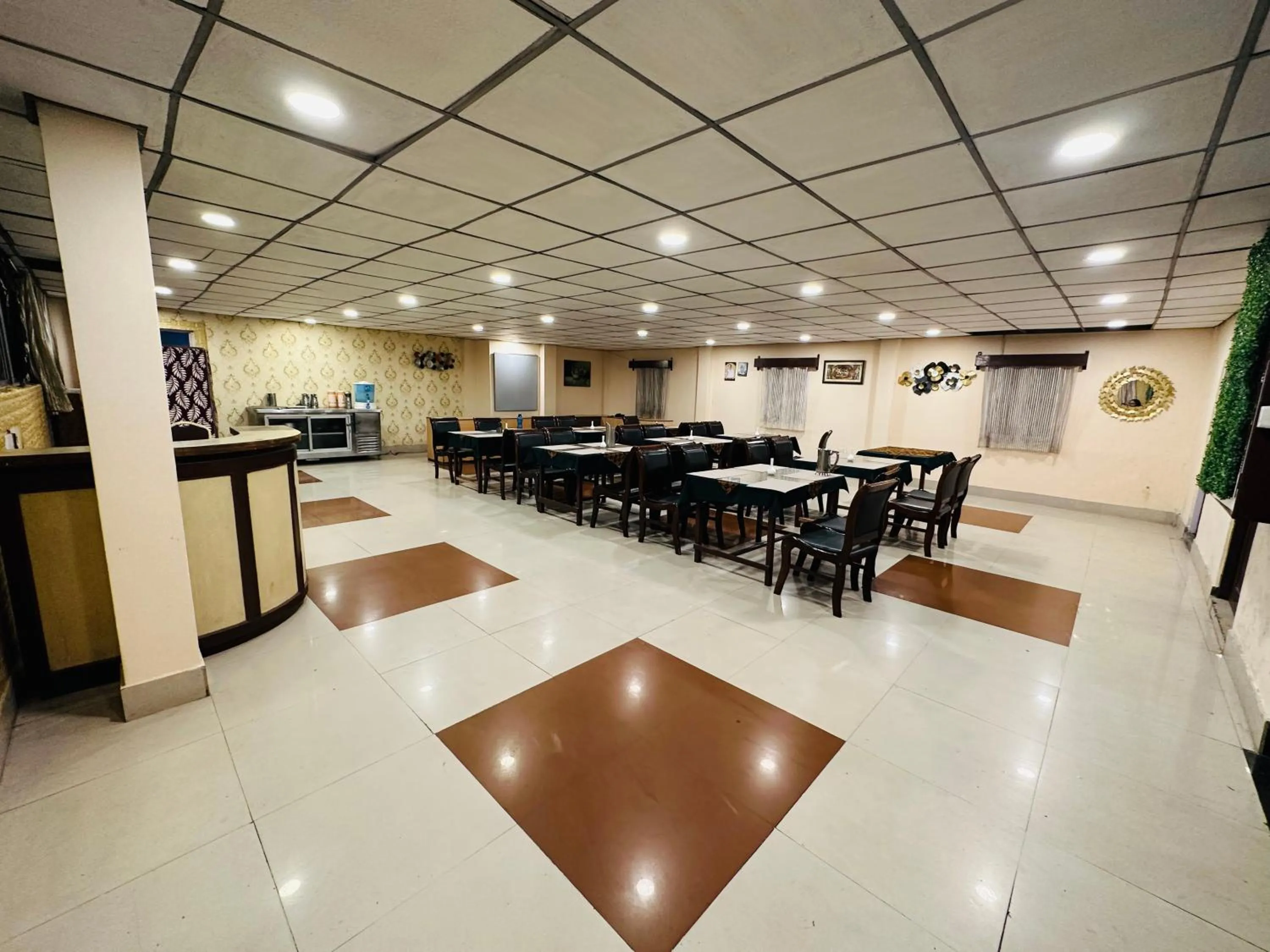Restaurant/places to eat in Hotel Gajraj