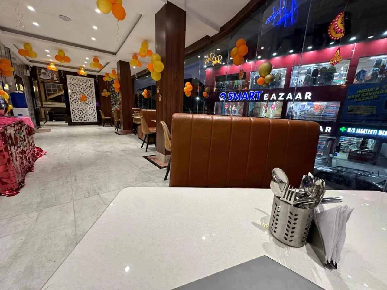 Restaurant/places to eat in Hotel Gajraj